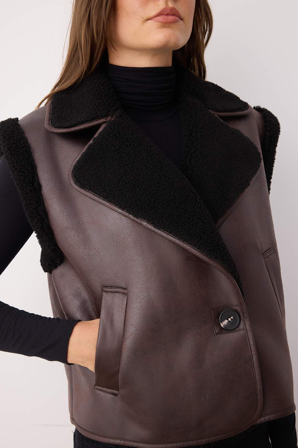 Trendyol Collection Ciemnobrązowa, regularna, dopasowana, pluszowa, szczegółowa kamizelka zamszowa TWOAW26YE00001