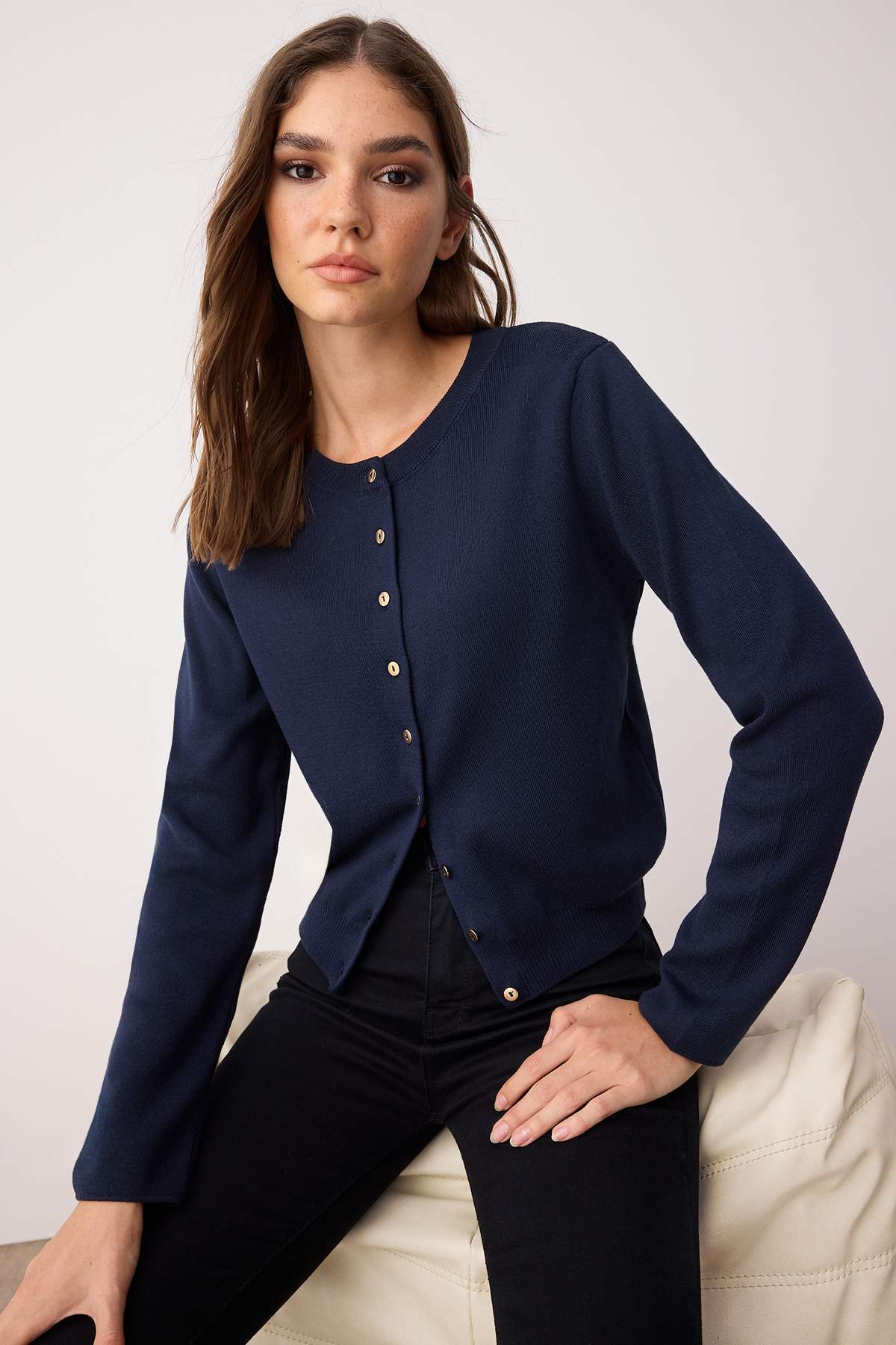 Trendyolmilla  Wardrobe Essentials Lacivert Düğme Detaylı Pamuklu Basic Triko Hırka | TWOAW26HI00001 - Görsel 3