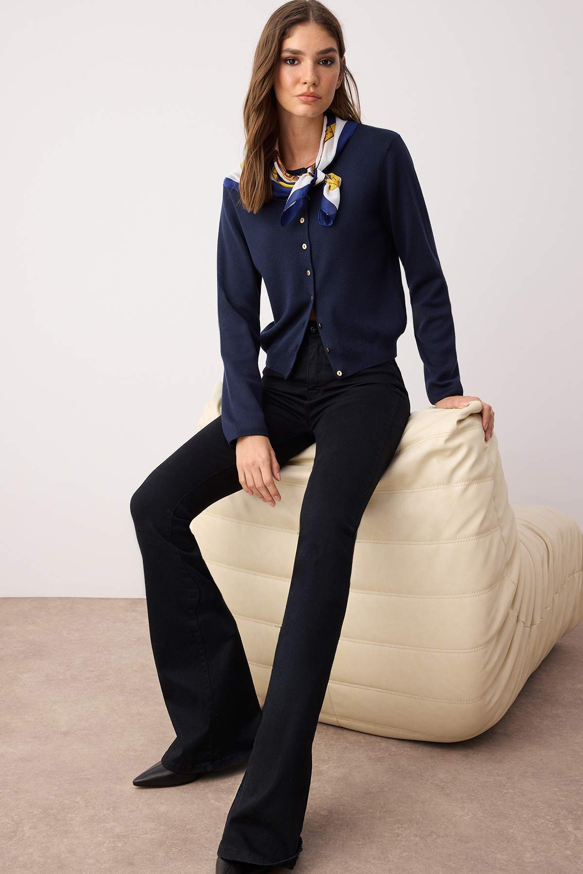 Trendyolmilla  Wardrobe Essentials Lacivert Düğme Detaylı Pamuklu Basic Triko Hırka | TWOAW26HI00001 - Görsel 2