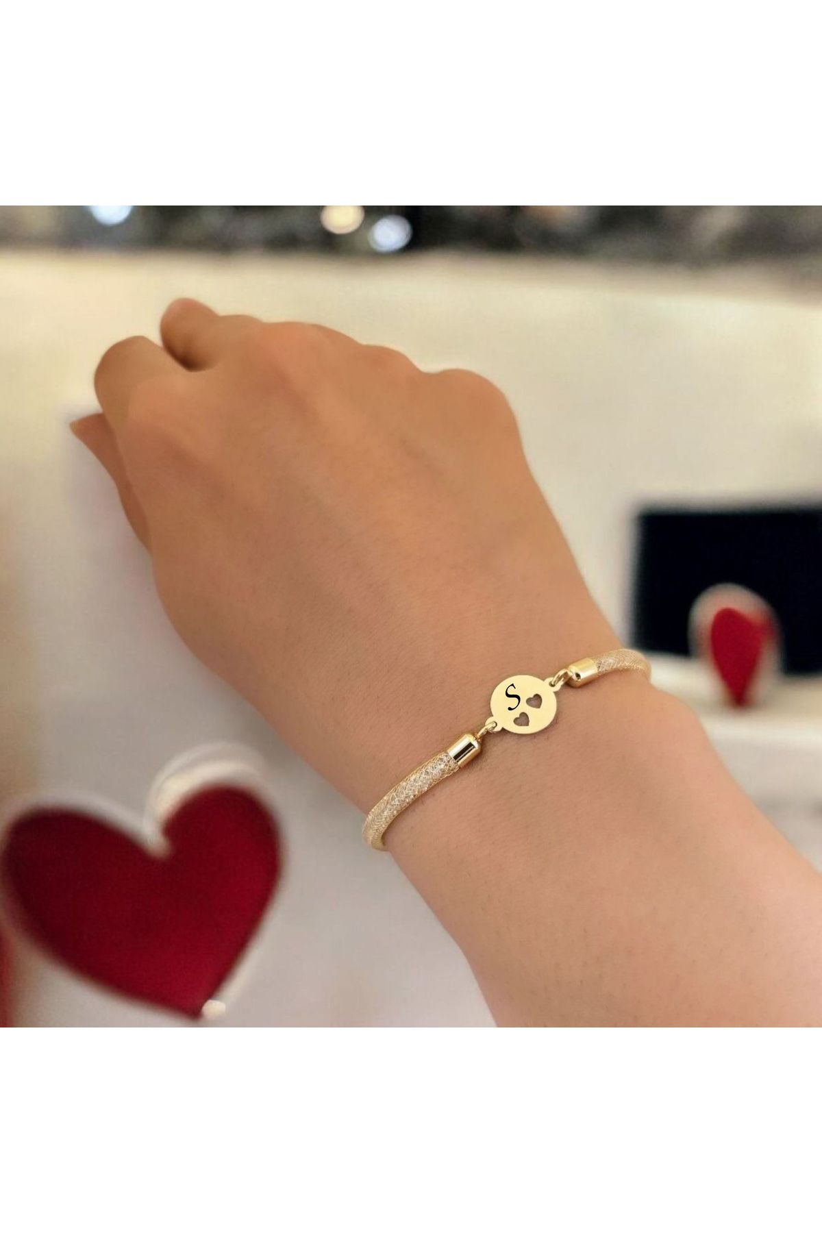 ARCHINO GOLD S Harfli Hasır Kordonlu Kalp Detaylı Oval Motifli 14 Ayar Altın Plakalı Hediye Bileklik-508harf