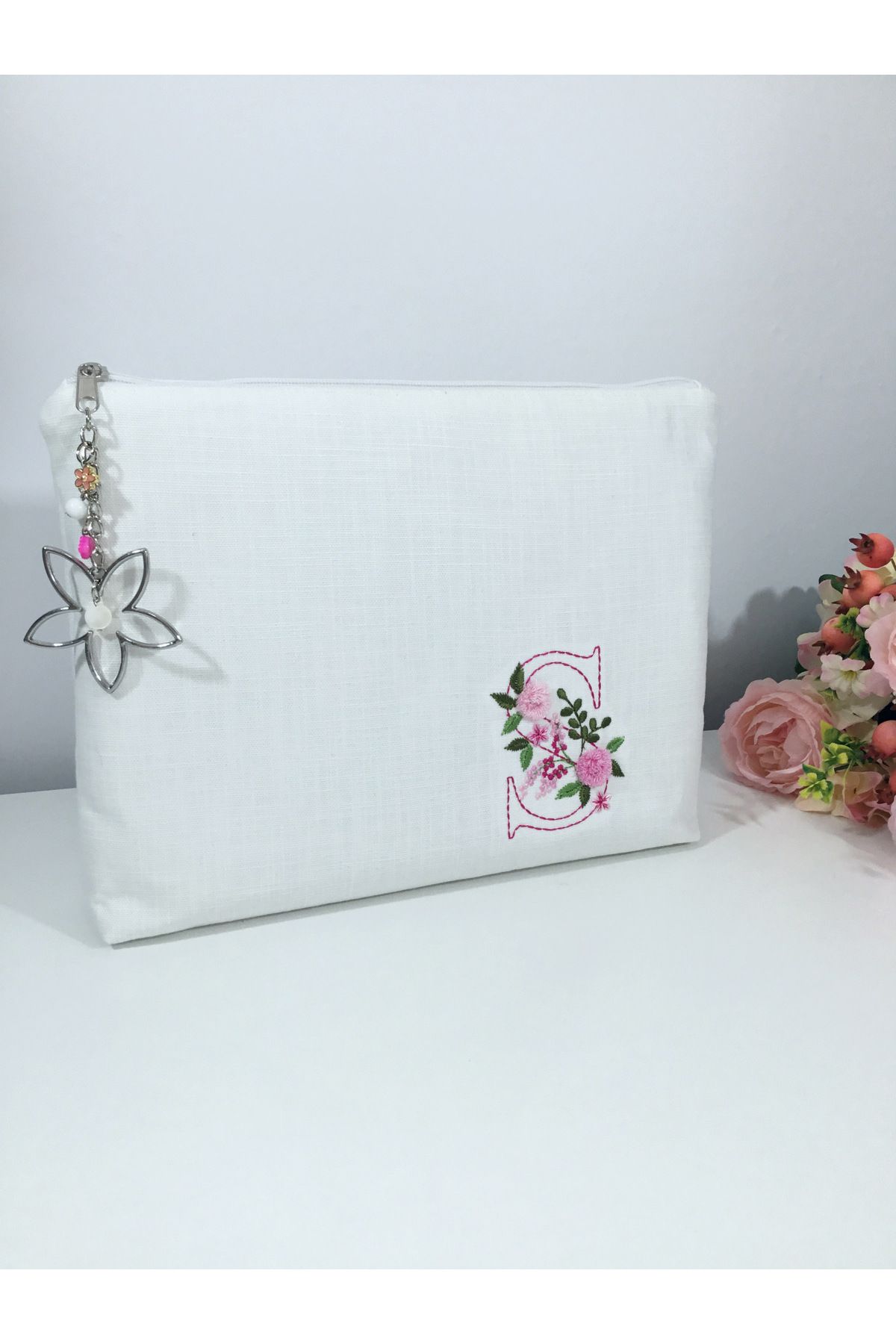 CIGDEMCALISKAN Majestic Blooms - Pembe Monogram Harfli Portföy Çanta