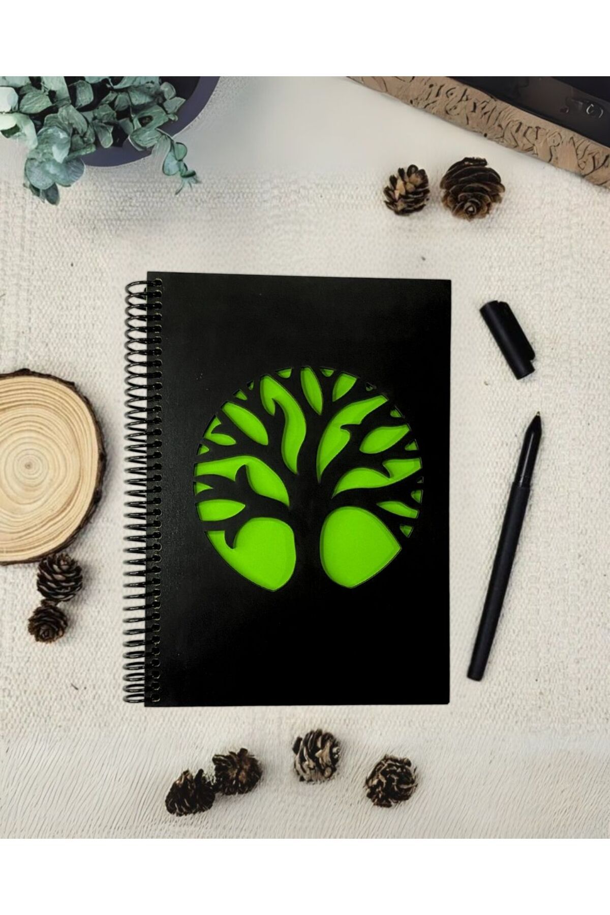Tasarım Siyah Defter Ağaç Figürlü Ahşap Kapaklı Siyah Yapraklı Defter – Anı, Günlük, Şiir İçin El Yapımı Tasarım