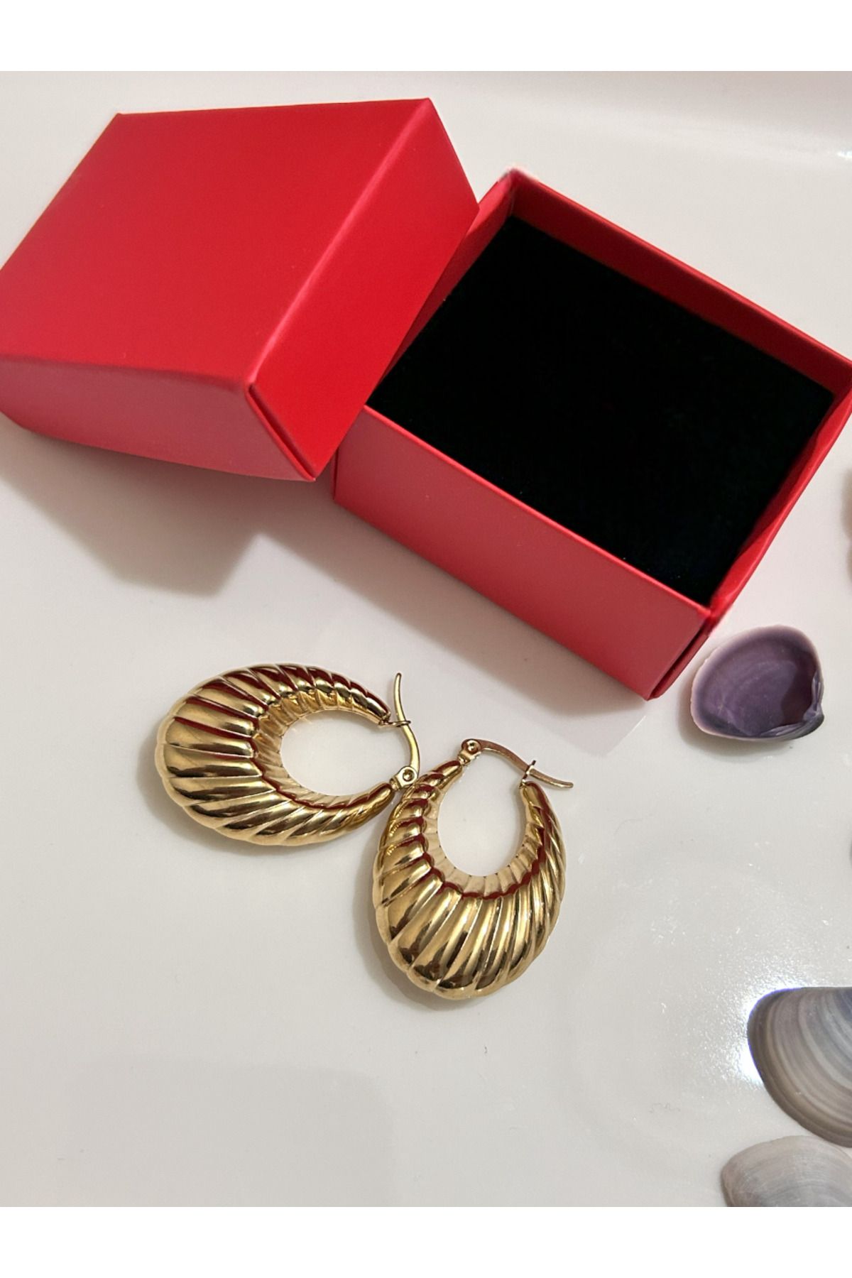 Butik Kadın Altın Renk Kabartmalı Halka Küpe Paslanmaz Çelik, Şık ve Zarif Model- Adalie Küpe