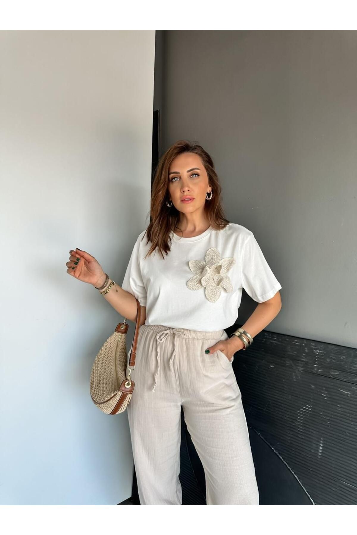 Zerrincan Giyim Beyaz Çiçek Aksesuarlı Cotton Tshirt