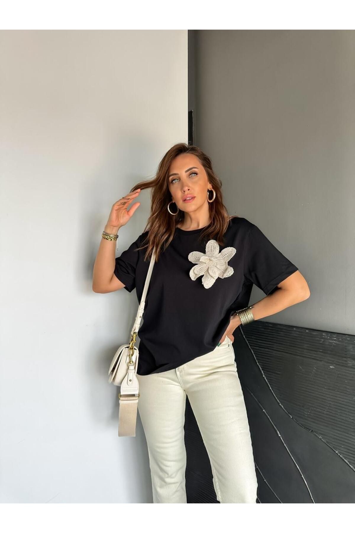 Zerrincan Giyim Siyah Çiçek Aksesuarlı Cotton Tshirt