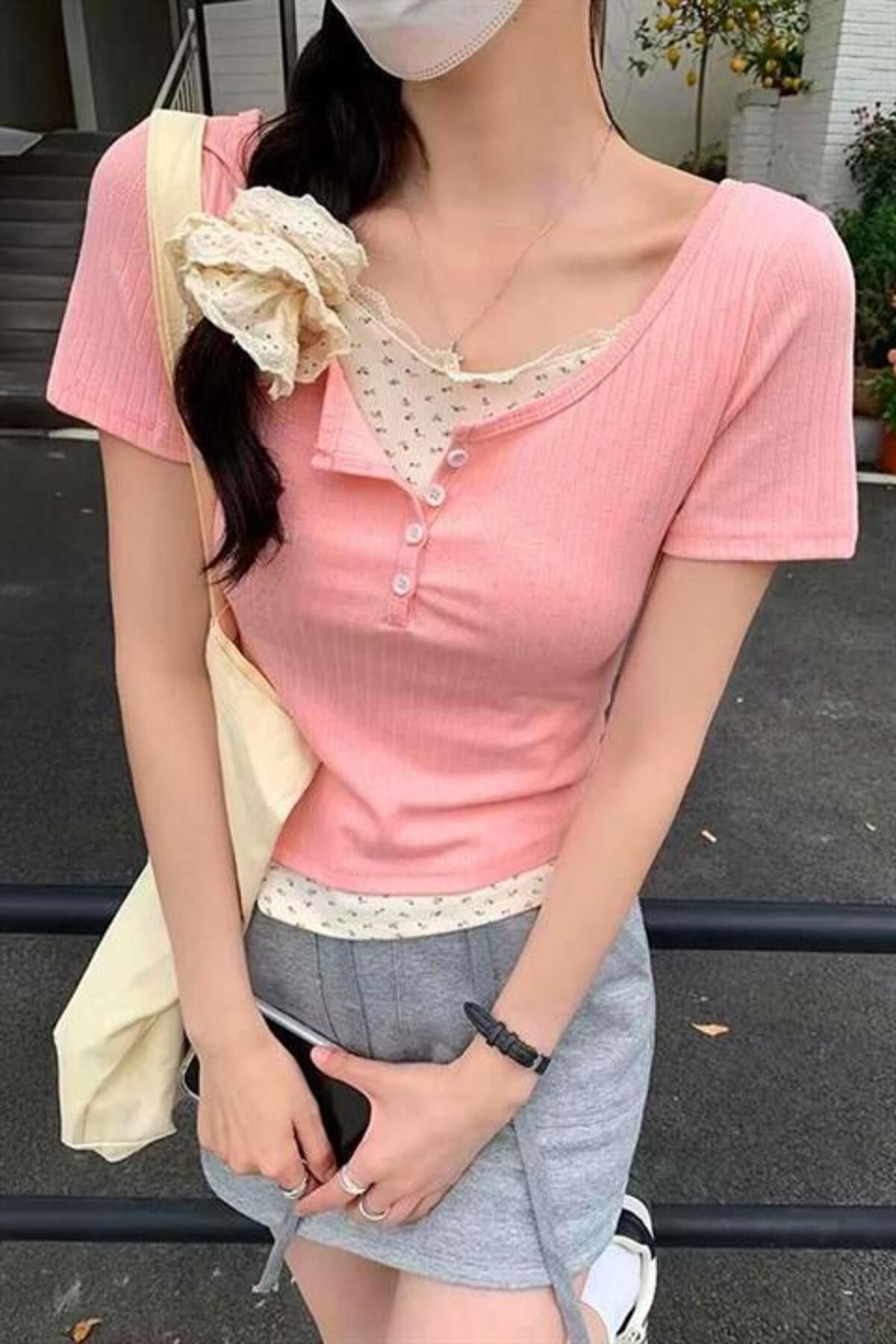 Karakedi Pembe Düğmeli Ek Parçalı Dantel Yakalı Y2K Kısa Kollu Crop