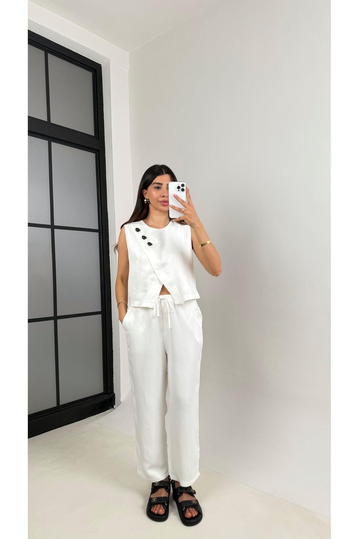 Gaus Beyaz Parlak Çapraz Düğme Detaylı Asimetrik Bluz Beli Lastikli Pantolon İkili Takım Gaus00569