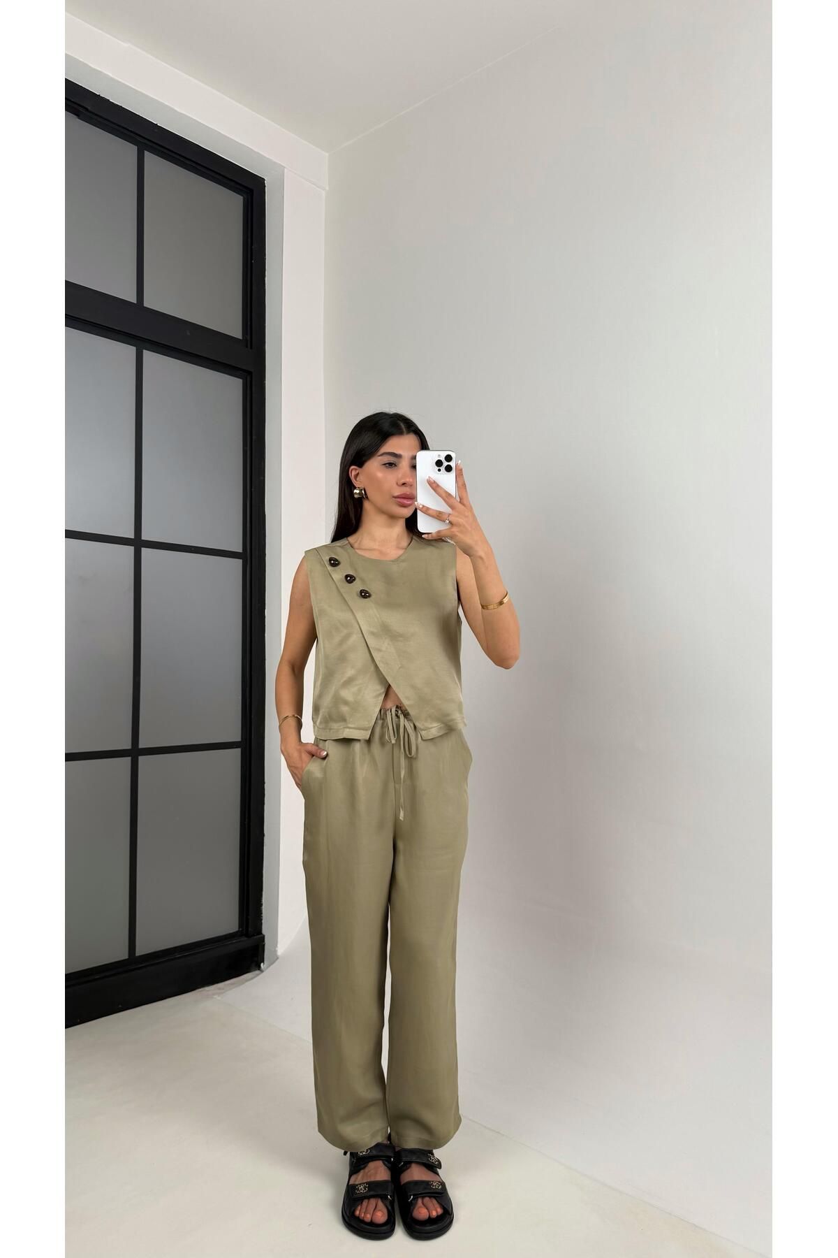 Gaus Yeşil Parlak Çapraz Düğme Detaylı Asimetrik Bluz Beli Lastikli Pantolon İkili Takım Gaus00569