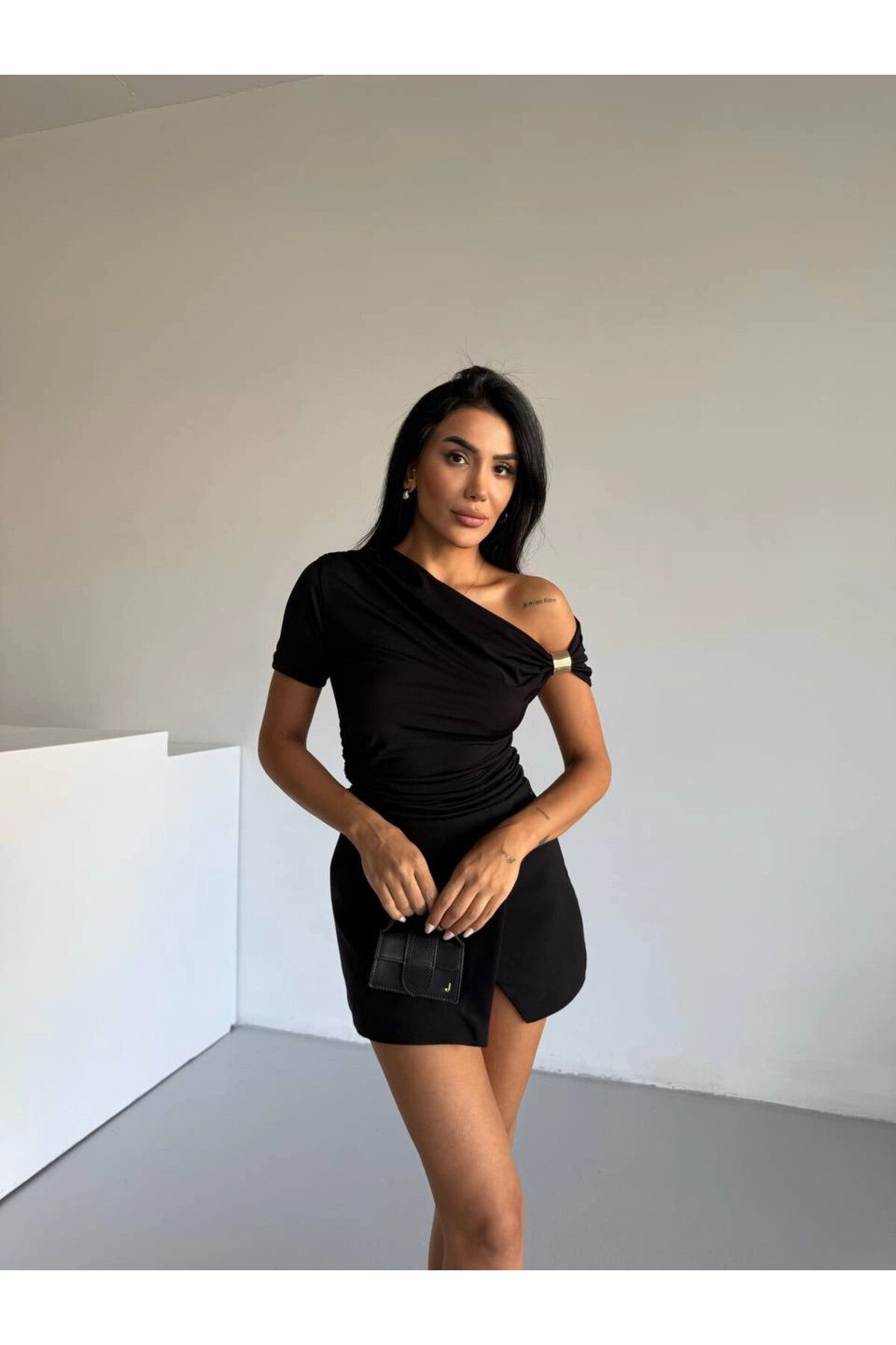 hazelin Kadın Siyah Asimetrik Drapelim Omuz Aksesuarlı Sandy Bluz HZL25S-FRY123231