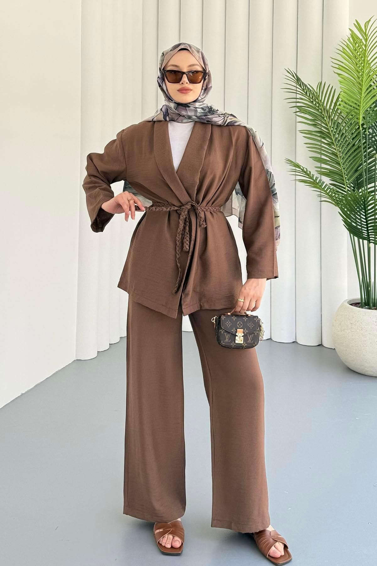 Modaensarbutik Kuşağı Örgü Detaylı Pantolonlu Kimono Tesettür Takım-KAHVERENGİ