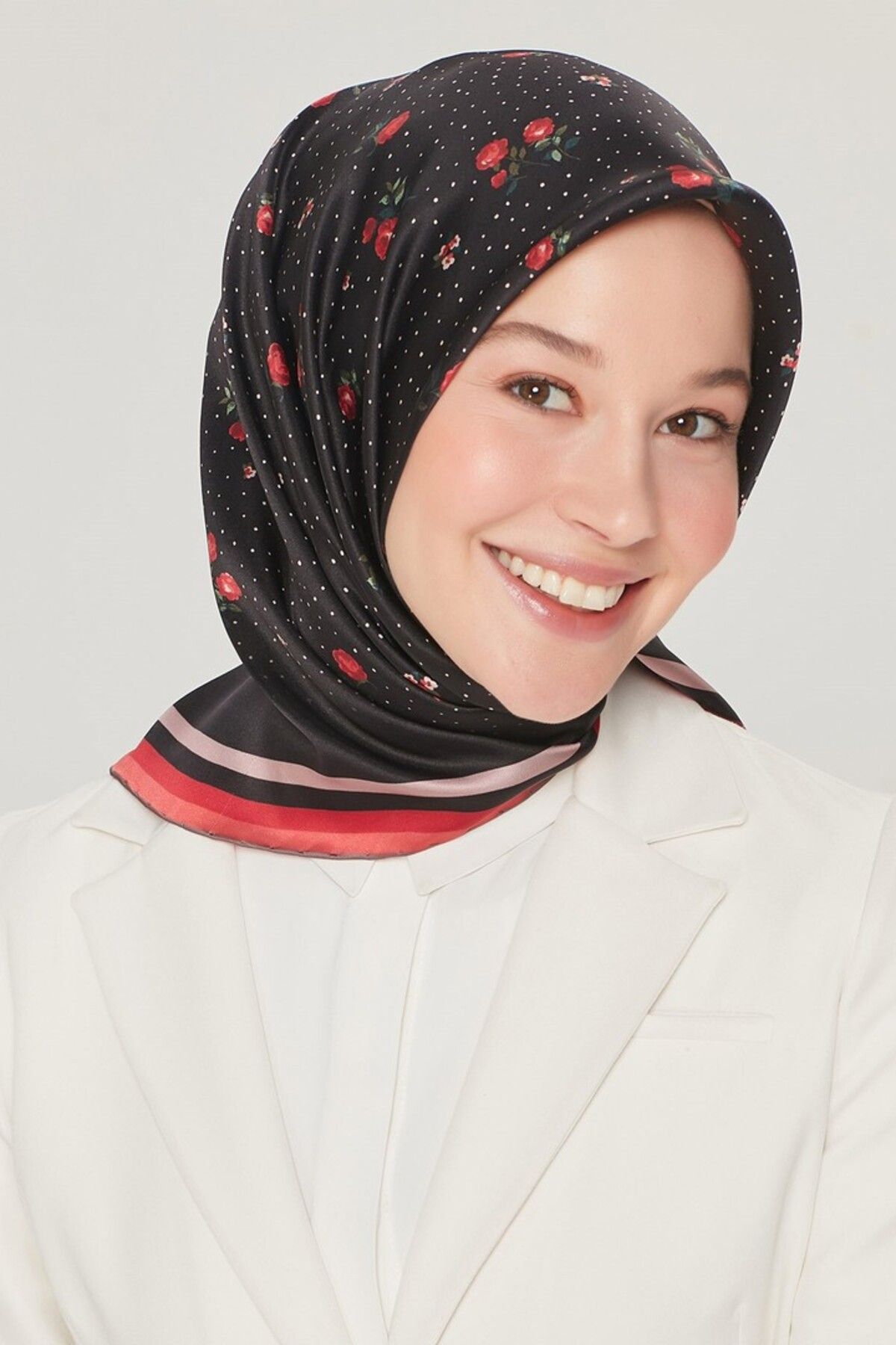 Armine Nostalji Serisi Twill İpek Eşarp 8502D-09 Çiçekli Desen SİYAH-KIRMIZI