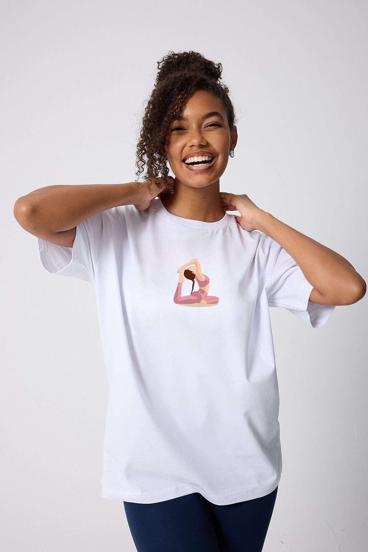 Bheka Concept Yoga Pozu Baskılı Oversize Pamuklu Beyaz Kadın T-shirt