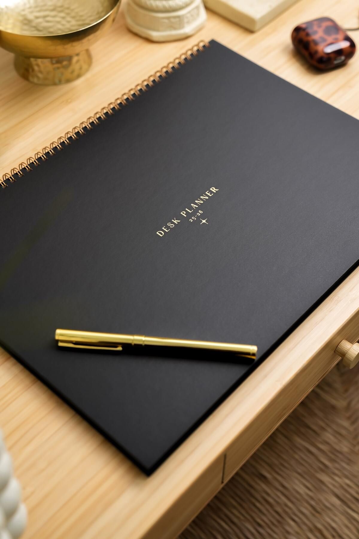 Matt Notebook 2025-2026 16 Aylık Akademik Masaüstü Planlayıcı Takvim 25x35 cm - Siyah