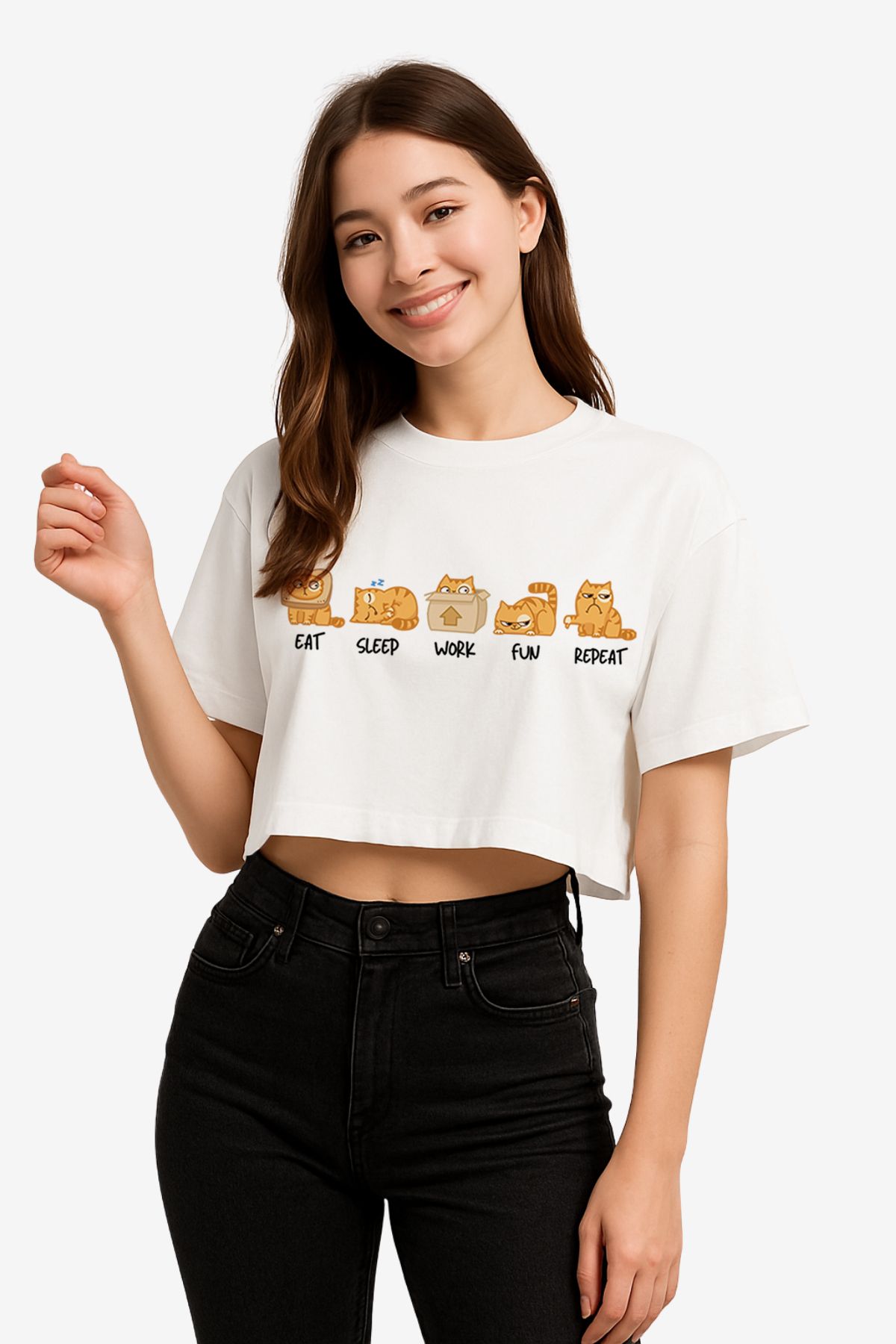FANA Kadın Beyaz Semi Crop Tişört – Kedi Figürlü, Komik Eat Sleep Work Fun Repeat Baskılı Yazlık T-shirt