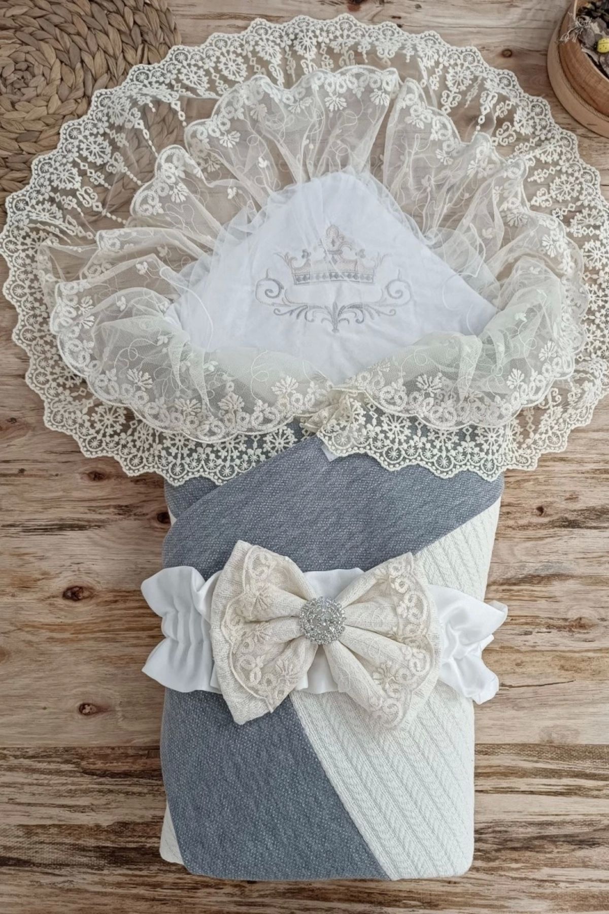 shopwave Yenidoğan Teri Cotton Taç Nakışlı Prizma Taş Kundak Bebek Battaniyesi