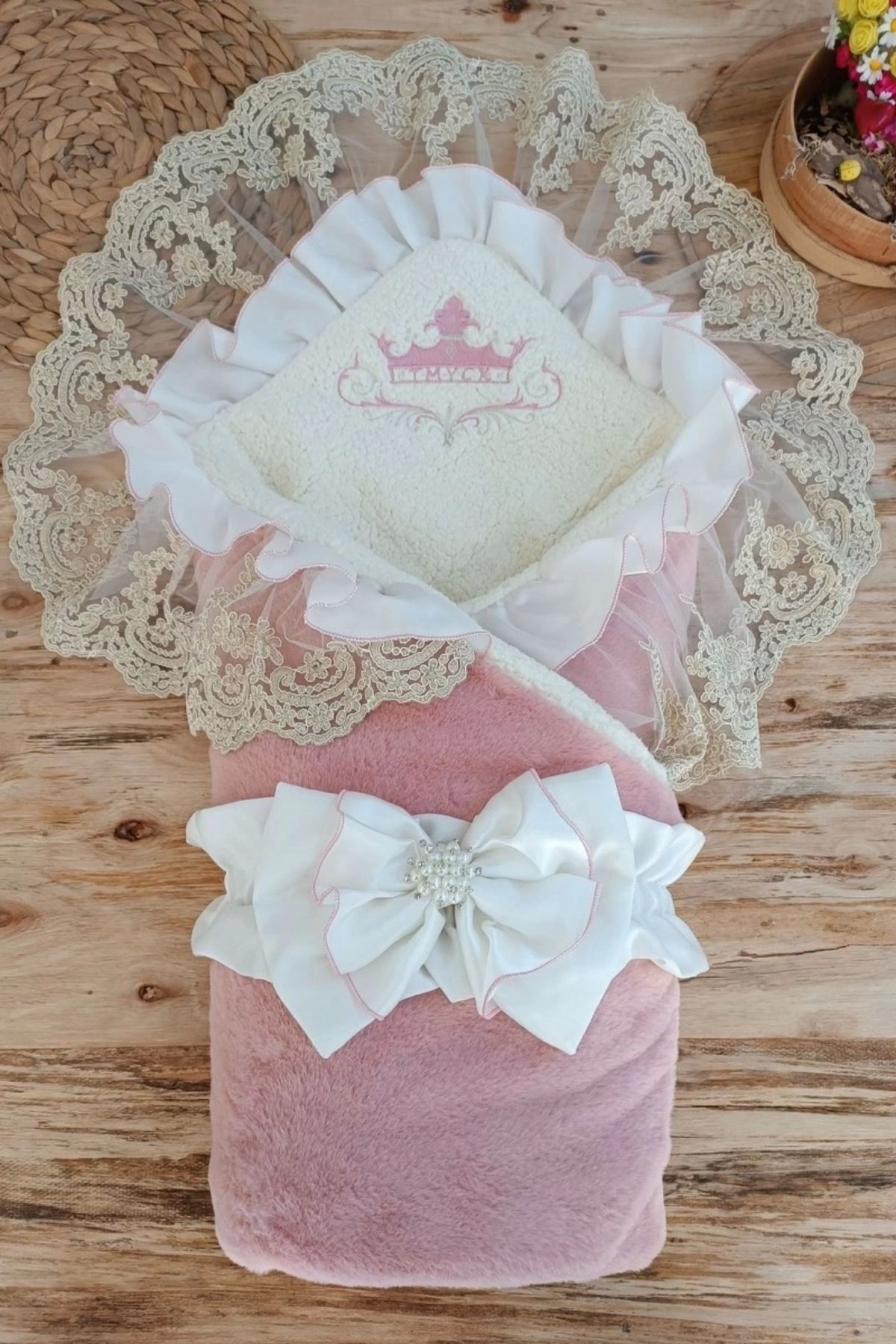 shopwave Yenidoğan Wool Yün Kumaş Taç Nakışlı Güpür Duvaklı Fiyonk Prizma Taş Unisex Kundak Bebek Battaniyesi