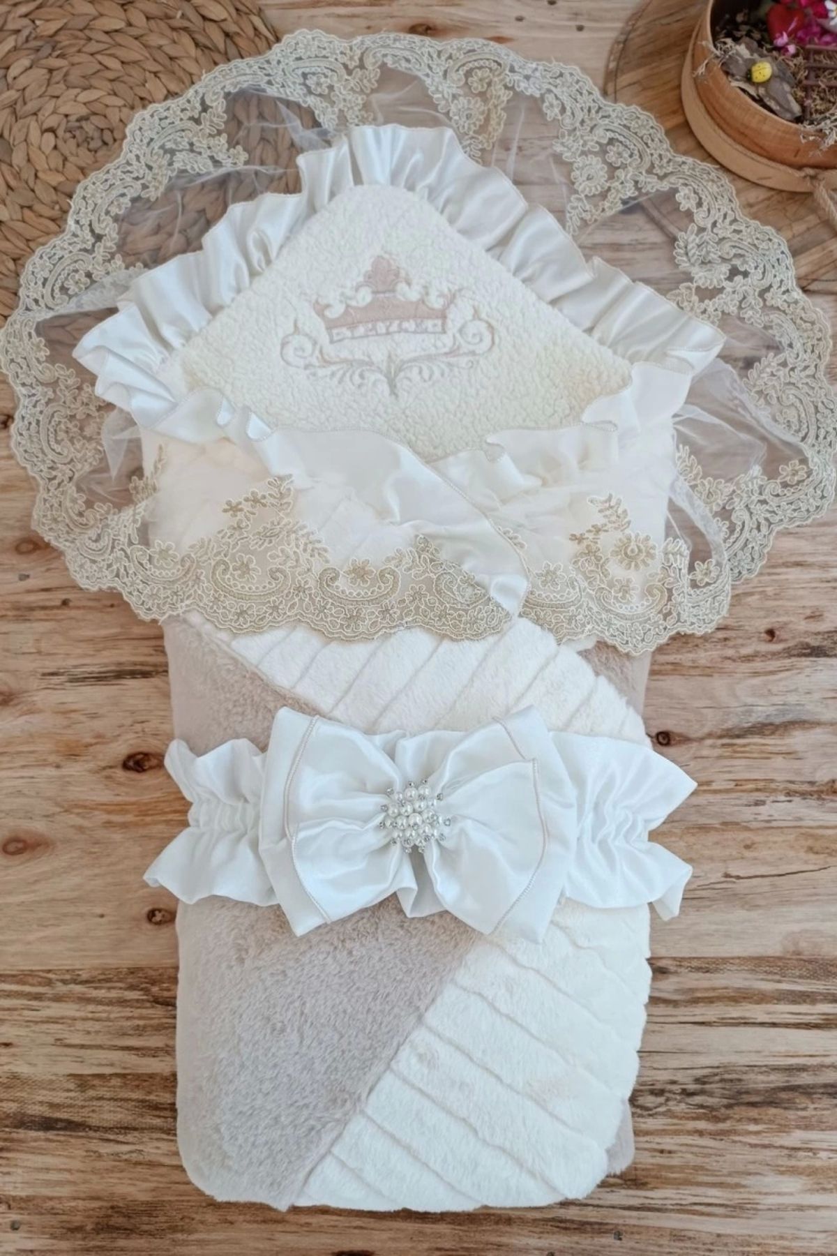 shopwave Yenidoğan Wool Yün Kumaş Taç Nakışlı Güpür Duvaklı Fiyonk Prizma Taş Unisex Kundak Bebek Battaniyesi
