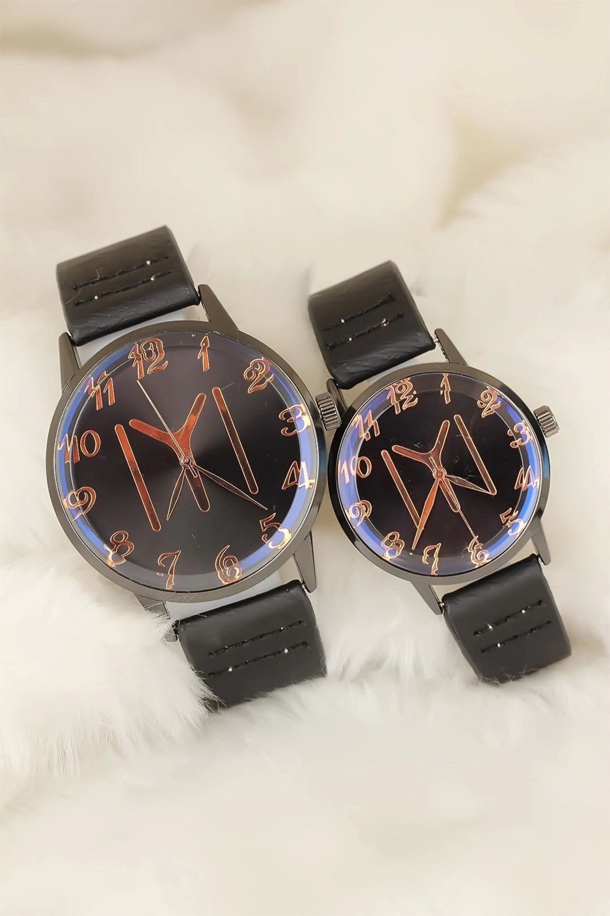 shopwave Siyah Deri Kordonlu Füme Metal Kasa Kayı Boyu Figürlü Sevgili Saatleri