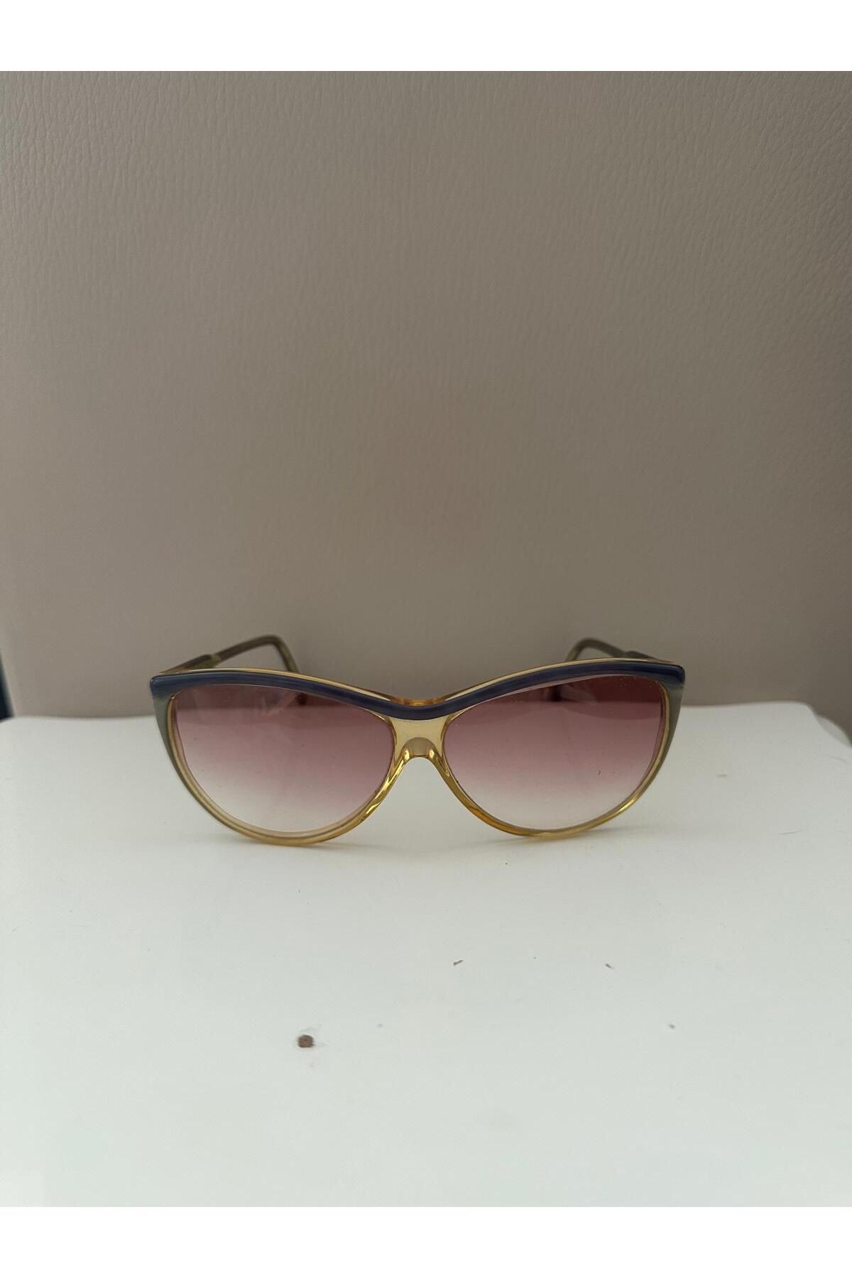 Cherry "Vintage Tarzı Güneş Gözlükleri: Retro Şıklığın Zamansız Tarzı
