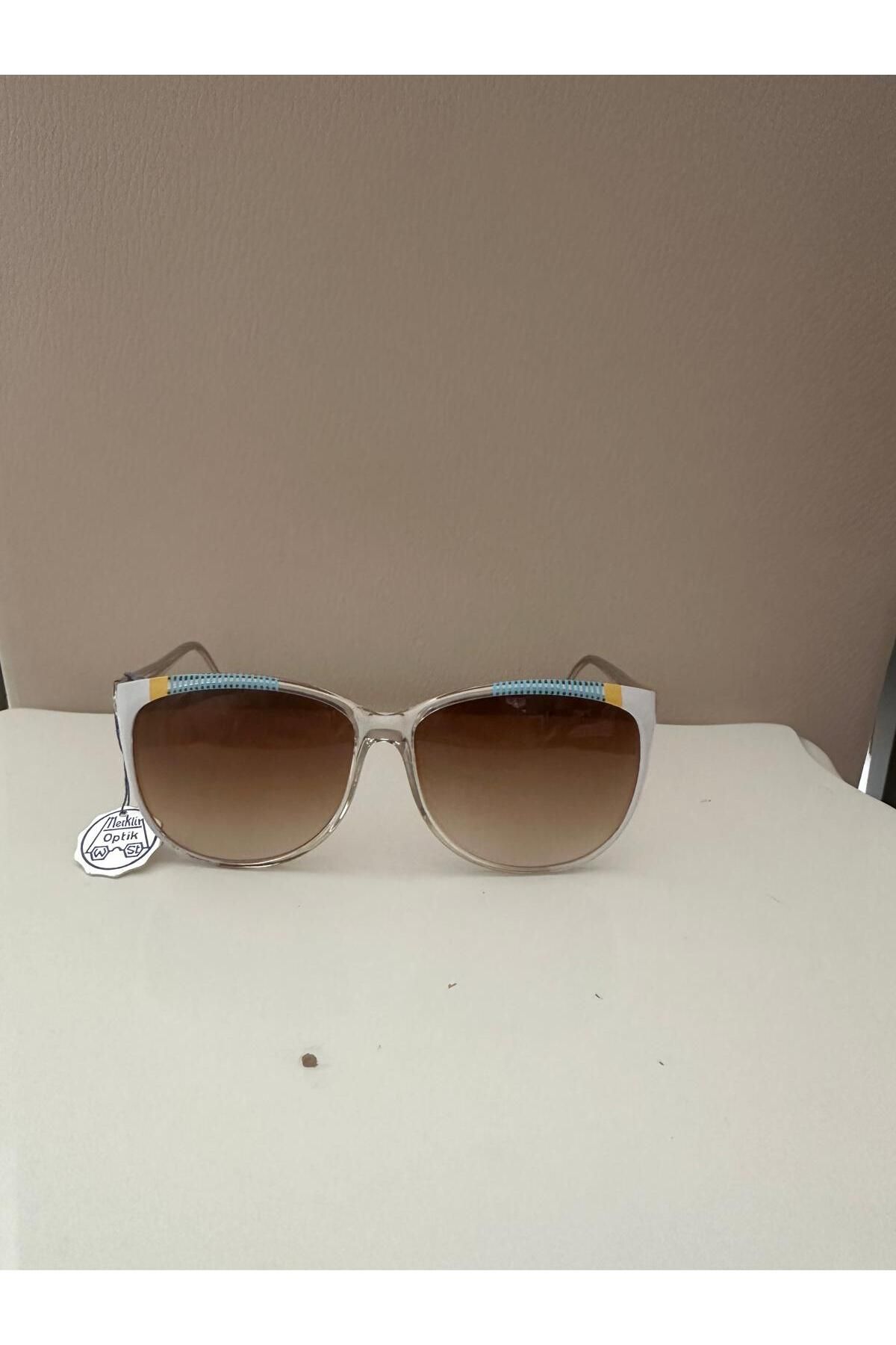 Cherry "Vintage Tarzı Güneş Gözlükleri: Retro Şıklığın Zamansız Tarzı