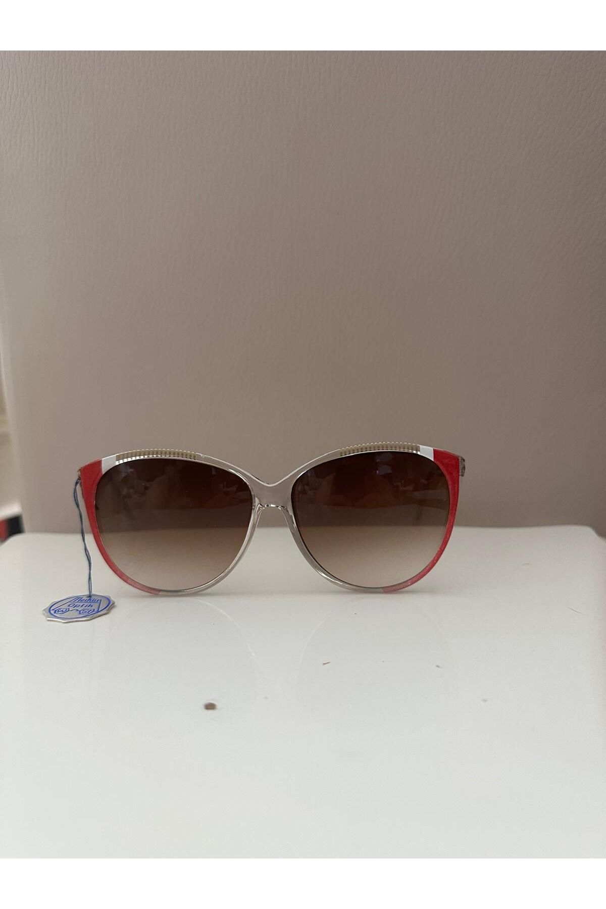 Cherry "Vintage Tarzı Güneş Gözlükleri: Retro Şıklığın Zamansız Tarzı