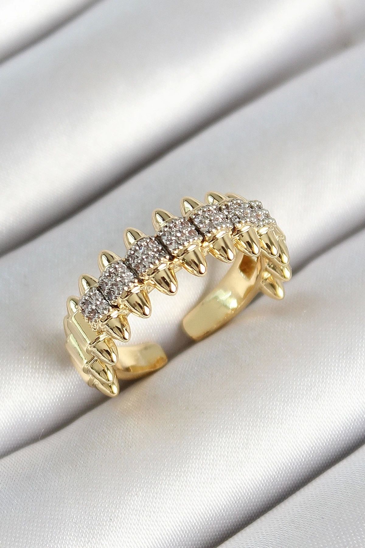 shopwave Pirinç Kurşun Figürlü Zirkon Taşlı Gold Renk Ayarlanabilir Kadın Yüzük