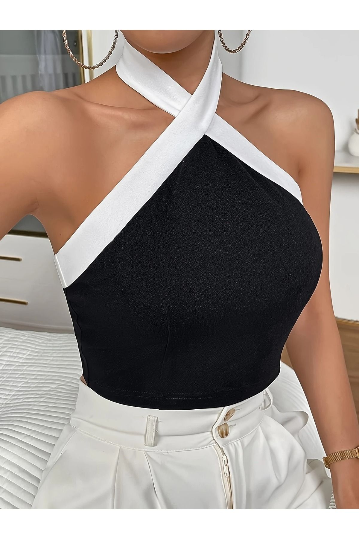 NoVibe Kadın Siyah Kolsuz Önden Çapraz Askılı Crop Bluz