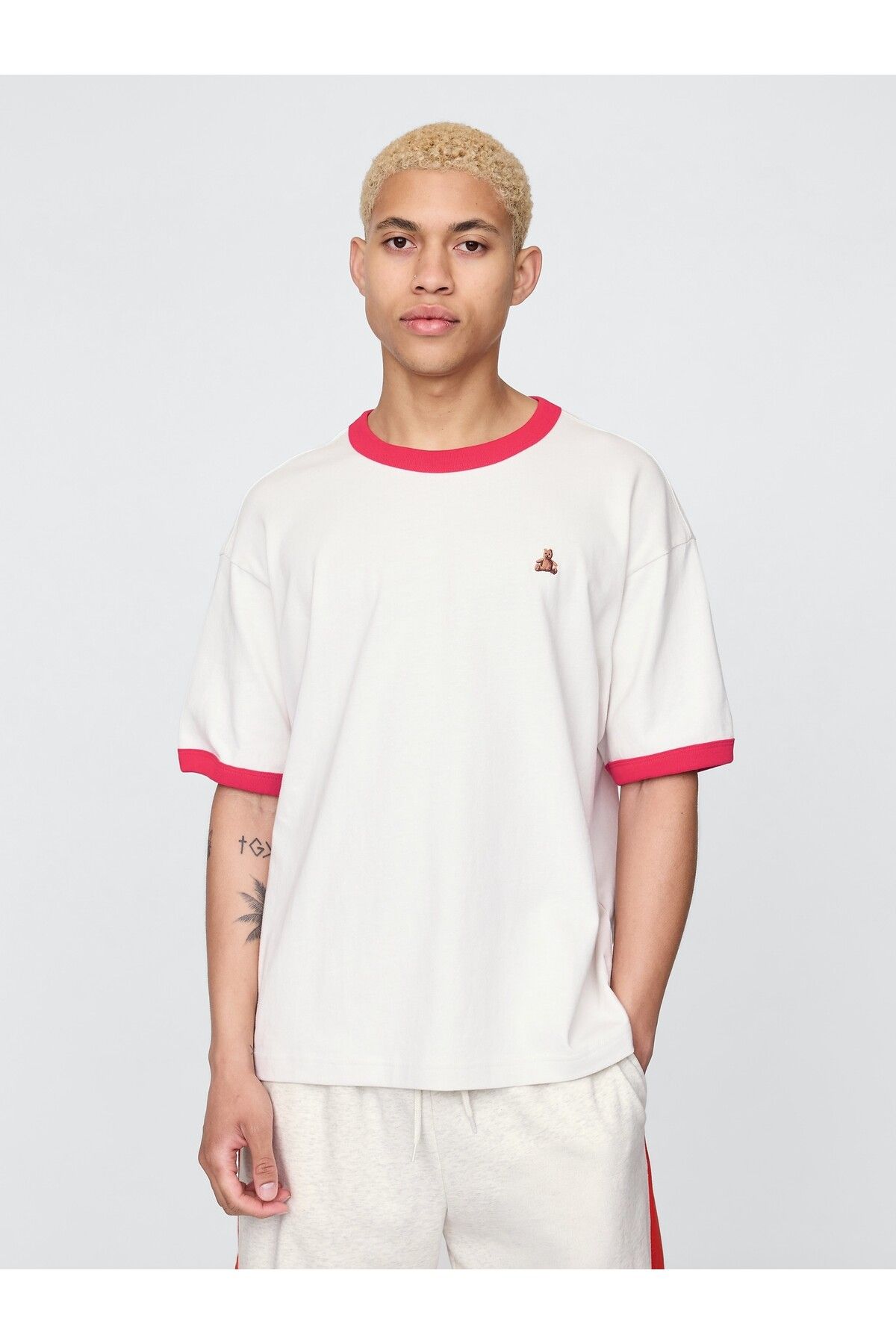 GAP Erkek Kırık Beyaz Brannan Bear Ringer T-Shirt