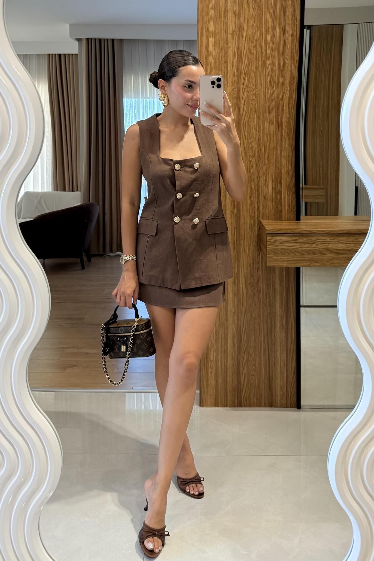 Gizem Ecemiş Kokia Kahve Gold Düğmeli Yelek Etek Takım