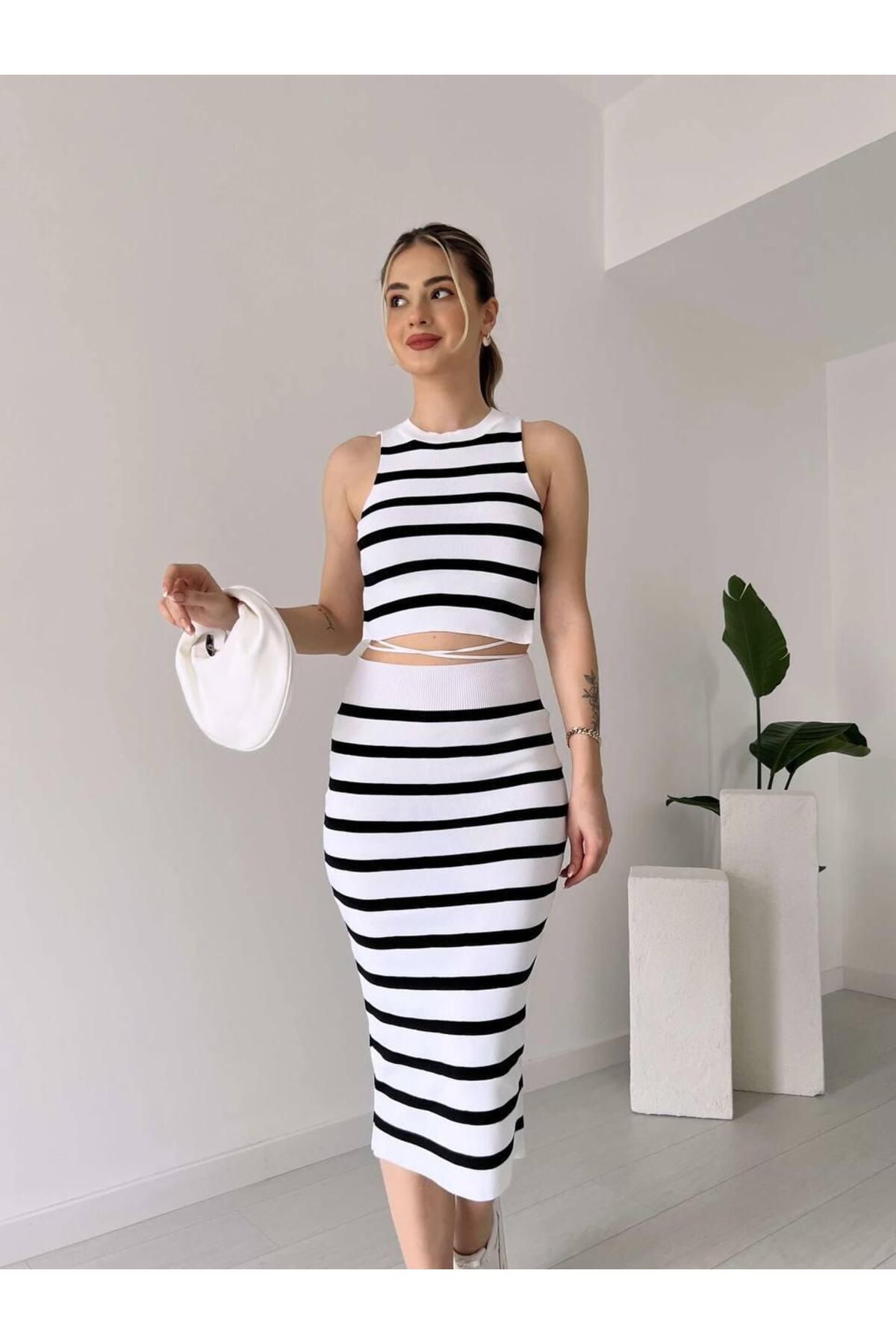 BELISTIL Beyaz Siyah Çizgili Triko Kolsuz Bağlama Detaylı Crop Bluz Etek Takım