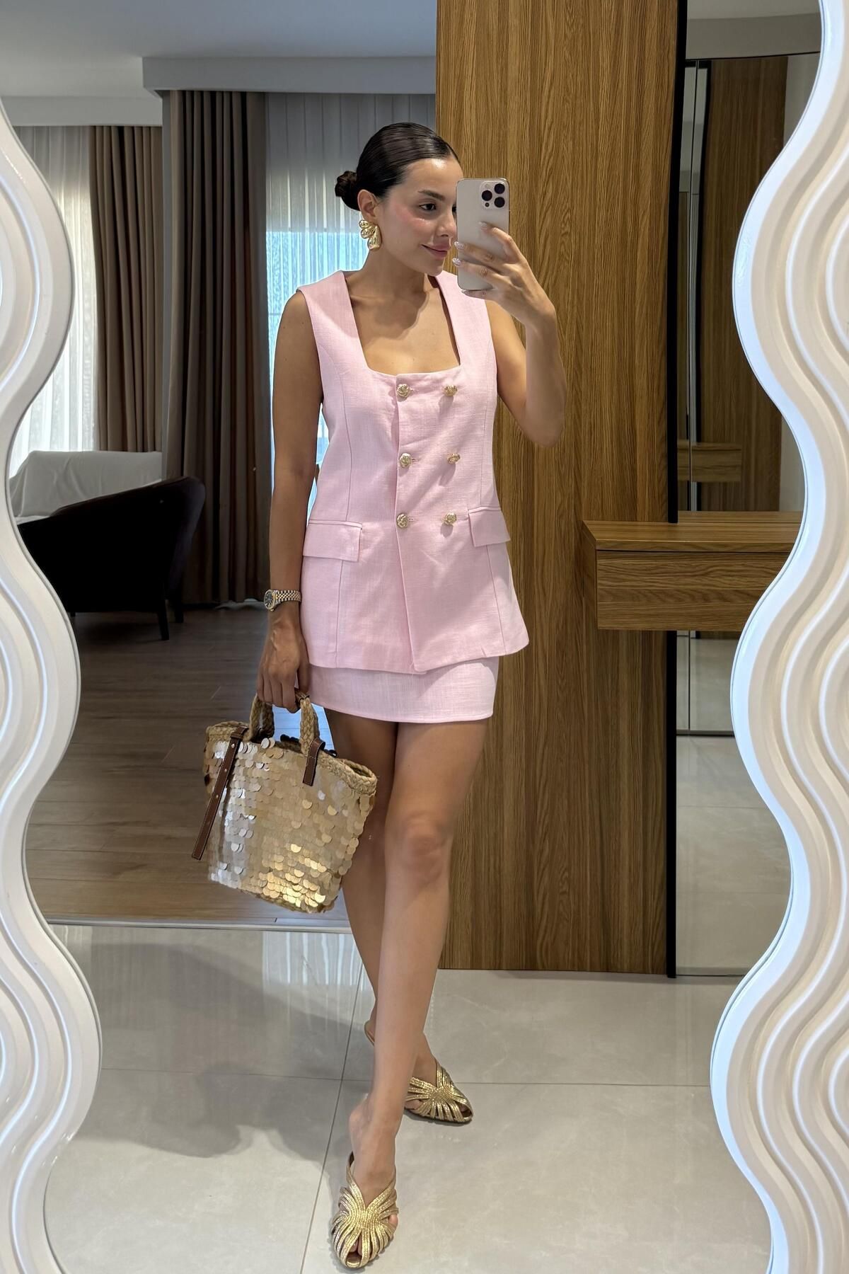 Gizem Ecemiş Kokia Pembe Gold Düğmeli Yelek Etek Takım