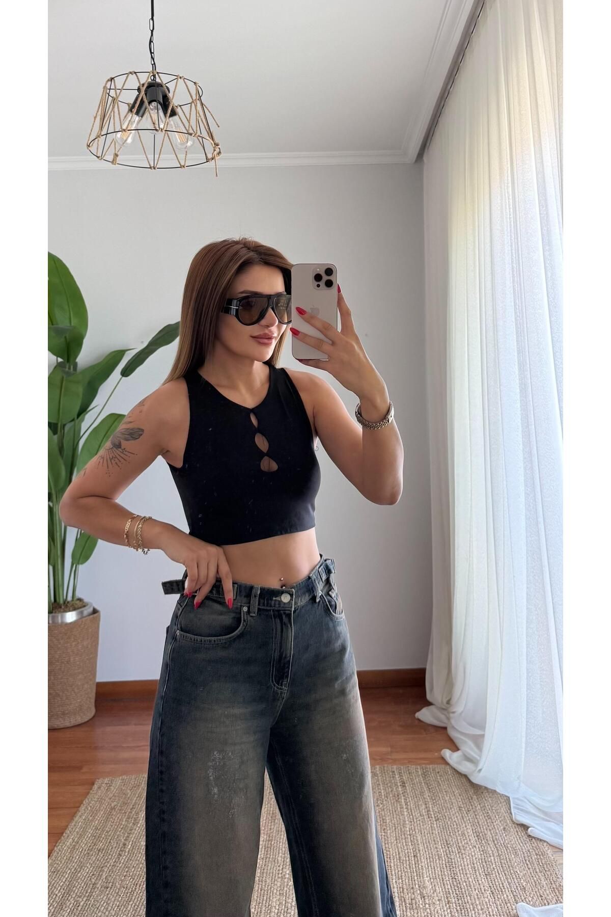 Daves Siyah Pencere Detayli Kolsuz Crop Büstiyer