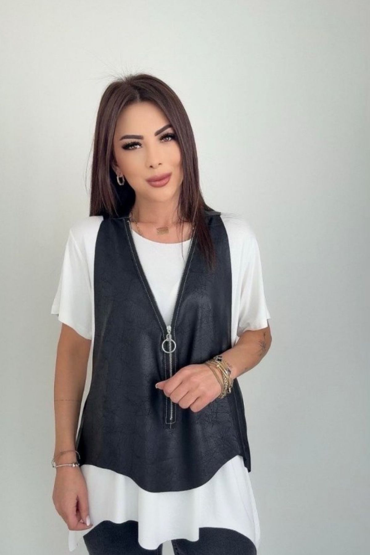 Modayakamoz Yeni Sezon Kadın Kısa Kollu Yuvarlak Yaka Viskon Bluz + Kolsuz Fermuarlı Çatlak Deri Yelek