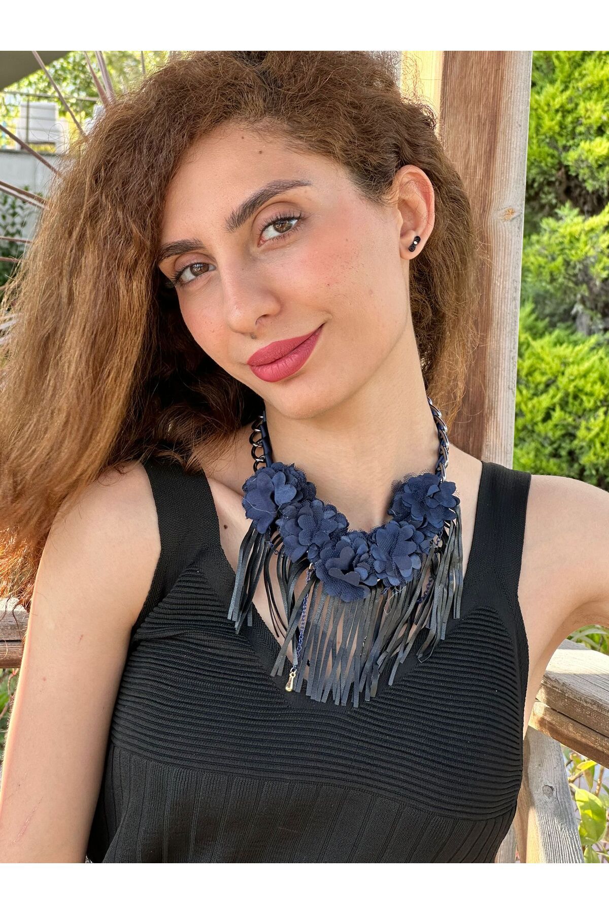Gönülden Tasarım KABARTMA ÇİÇEKLİ DERİ PÜSKÜLLÜ KADIN KOLYE 20 CM