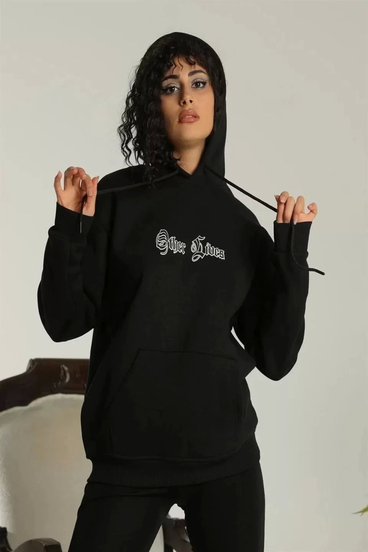 AE Stil Kadın Sırt Baskılı Oversize Üç İplik Kapüşonlu Sweatshirt - Siyah