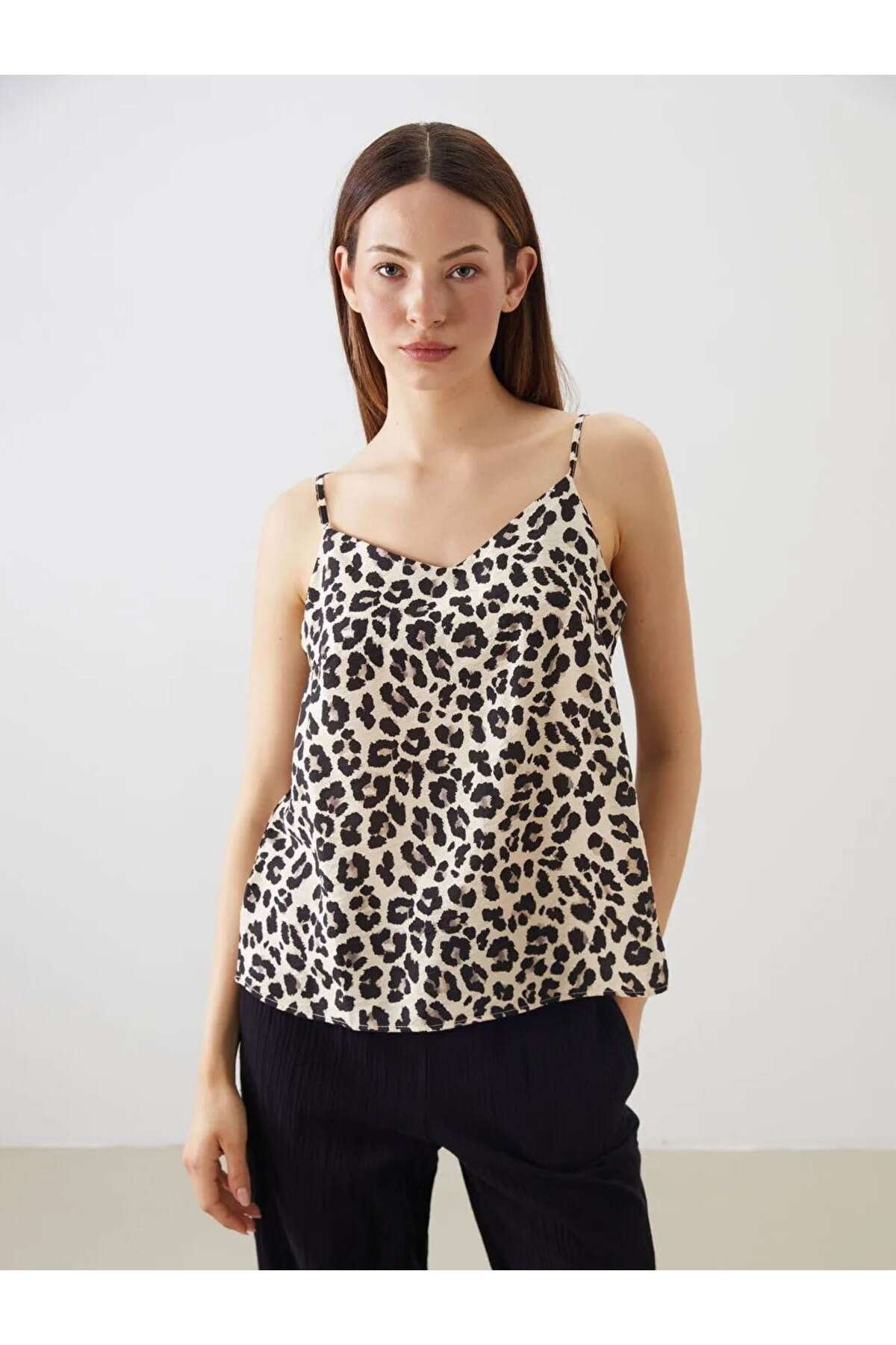 LC Waikiki LCWAIKIKI Classic Bej V Yaka Leopar Desenli Askılı Bluz