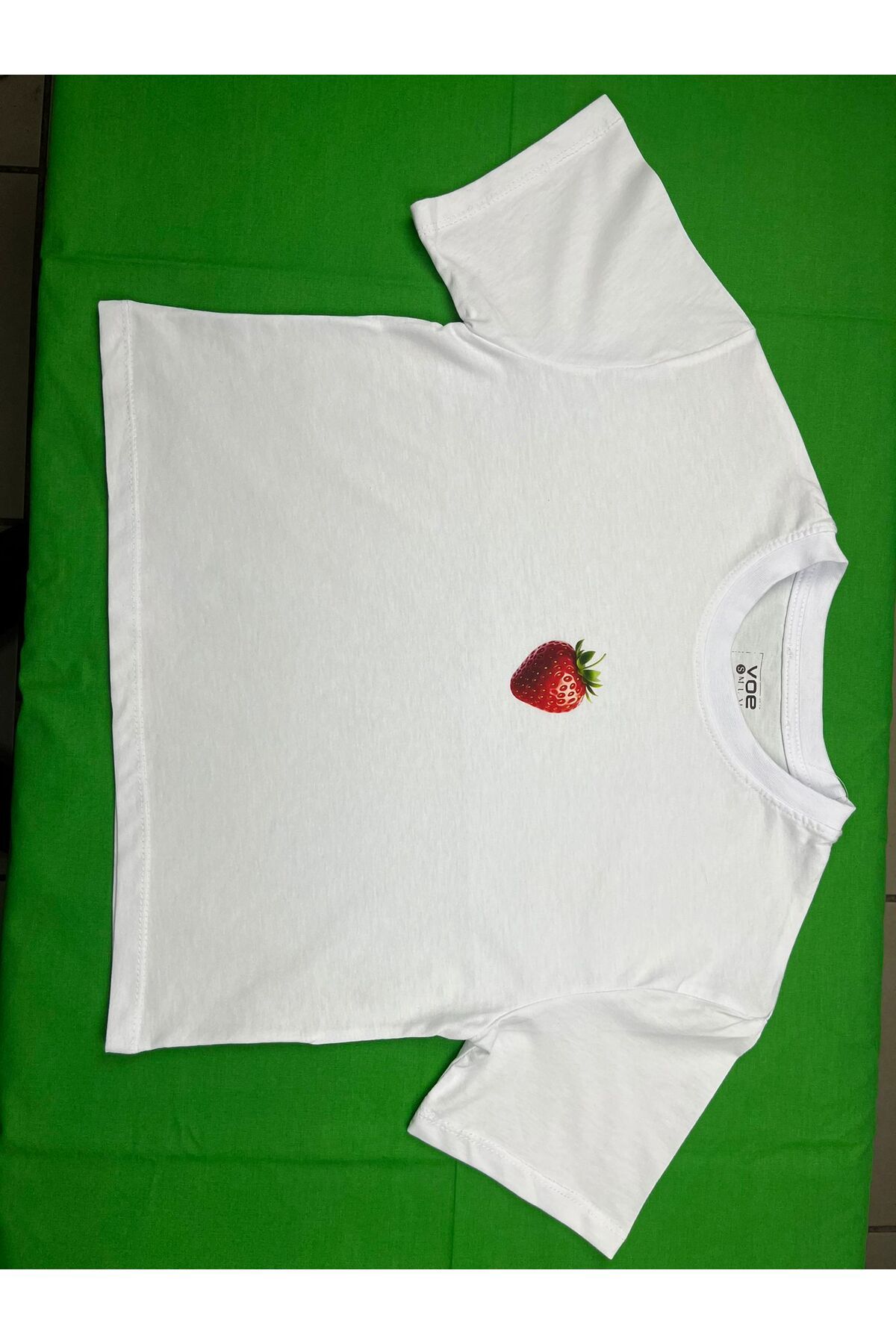 Butik çilek baskılı beyaz crop