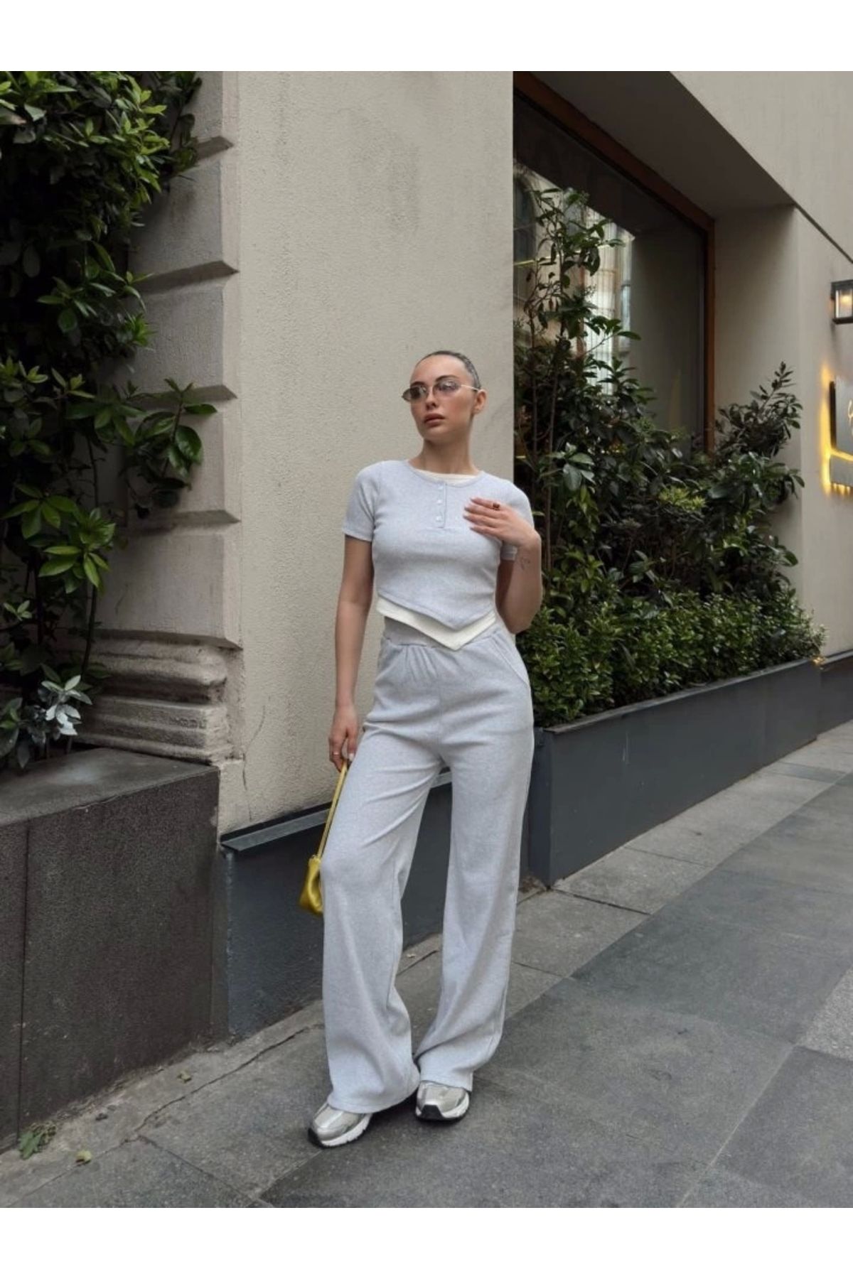 Butik Kadın Bisiklet Yaka Asimetrik Kesim Atlet Detay Bluz Ve Yüksek Bel Bol Paça Pantolon Ikili Takım