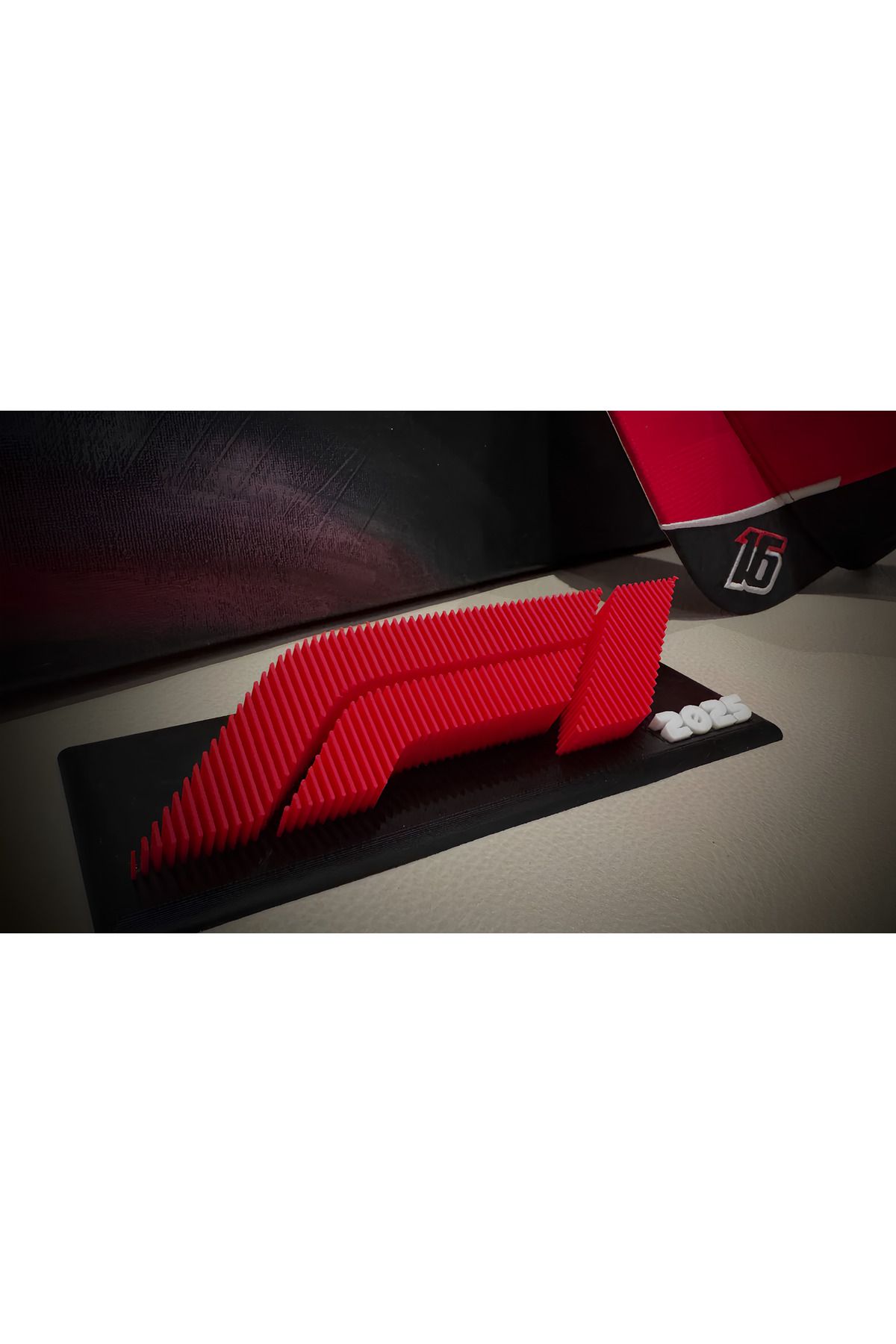 3D Atölyem 3D Baskı Formula 1 2025 Dekoratif Masa Aksesuarı – F1 Logolu Tasarım