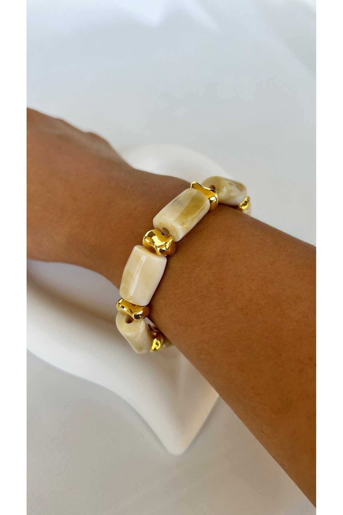 Alvora Accessories El Yapımı Kemik Krem Kaliteli Boncuk Gold Detaylı Bileklik