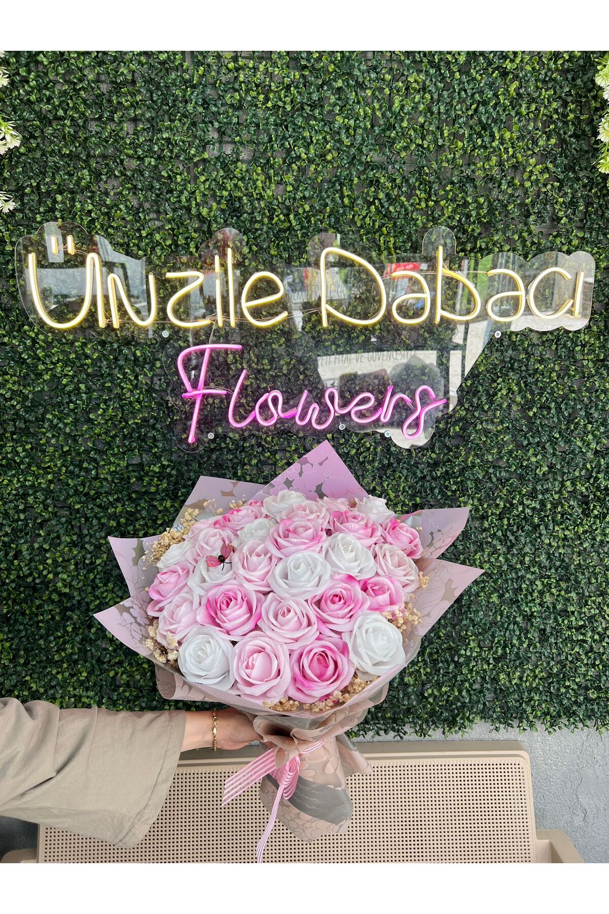 ünziledabacıflowers 31 li yapay pembe ve beyaz renkli gül buketi