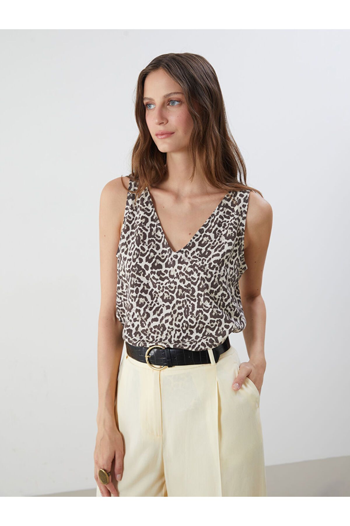 LC Waikiki Yeni Sezon V Yaka Leopar Desenli Keten Gorunumlu Bluz - S5NU32Z8