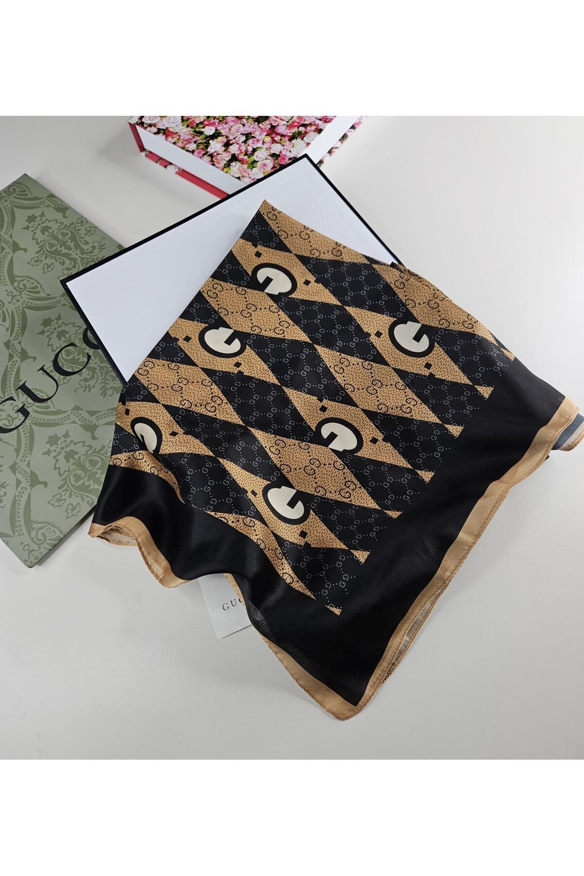 PİRAMİT GUCCİ VUAL İPEK ŞAL PİRAMİT DESEN G BASKILI SİYAH SARI