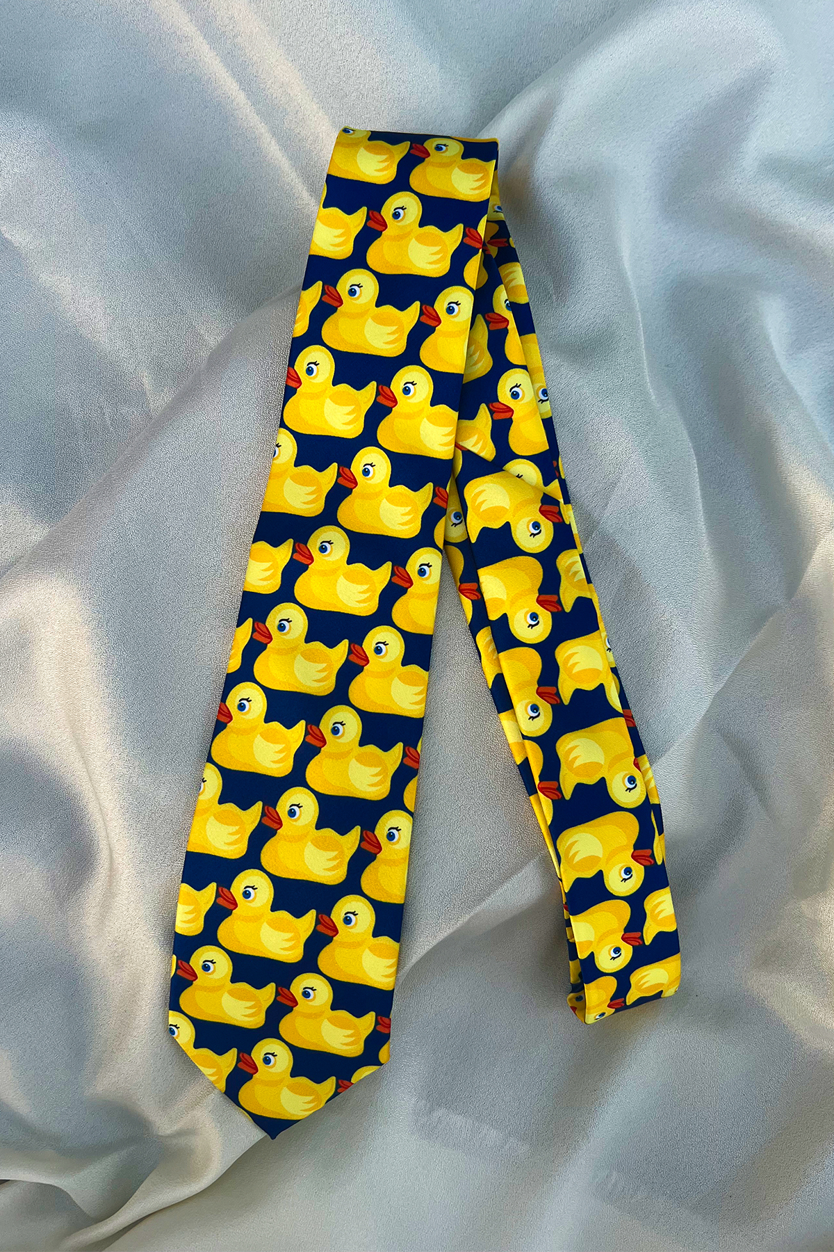 MİLSO  Sarı Ördek Desenli Lacivert Kravat – Eğlenceli ve Stil Sahibi Tasarım - Görsel 4
