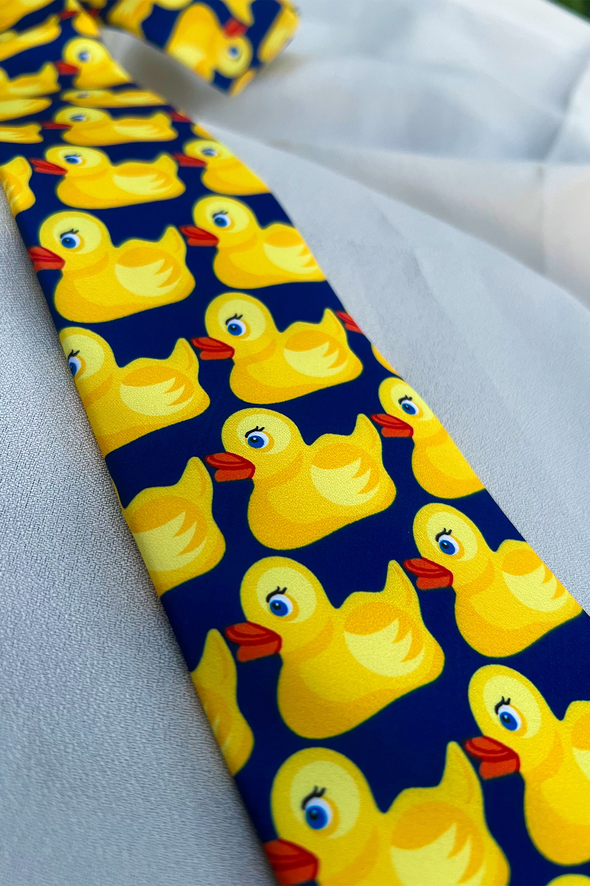 MİLSO  Sarı Ördek Desenli Lacivert Kravat – Eğlenceli ve Stil Sahibi Tasarım - Görsel 2