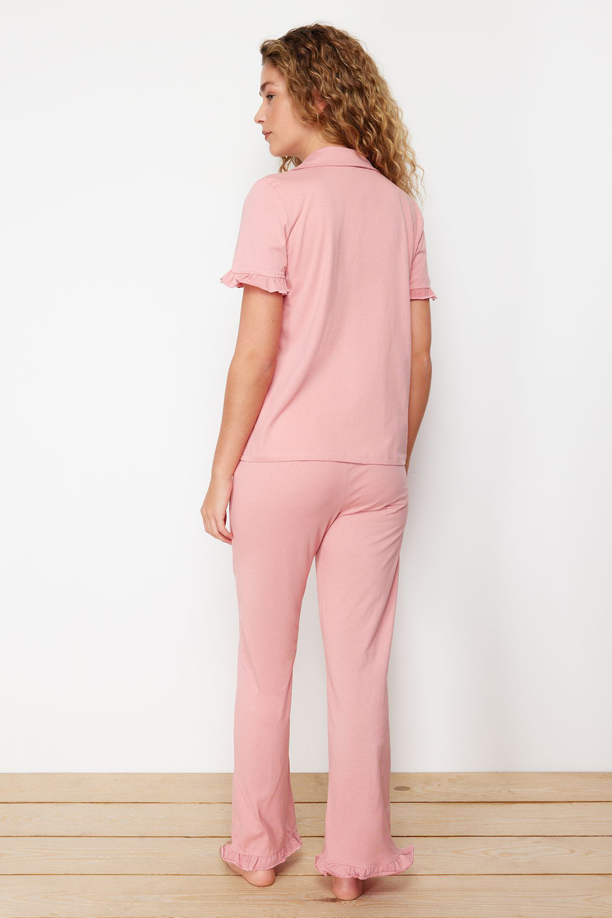 Trendyolmilla  Gül Kurusu %100 Pamuklu Fırfır Detaylı Örme Pijama Takımı THMSS24PT00223 - Görsel 6