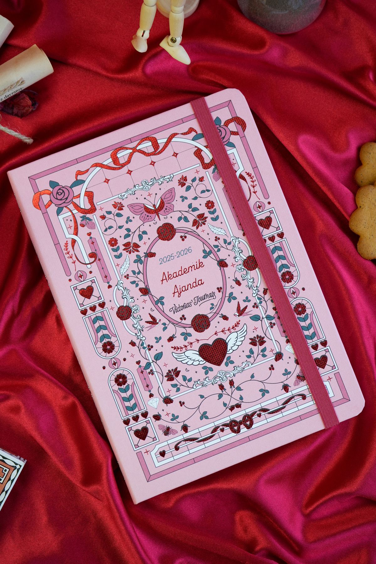 Victoria's Journals Sert Kapak A5 Akademik Ajanda 2025-2026. 100 gr. Kalın Ivory kağıt. Lastikli - Heartcrafted