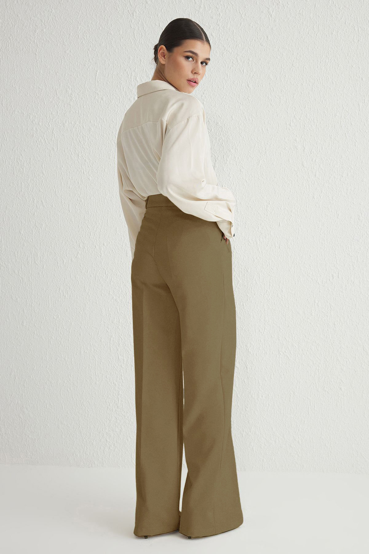 Trendyol Collection-Leichte Khaki-Hose mit weitem Bein und weitem Bein TWOAW25PL00109 Palazzo 9