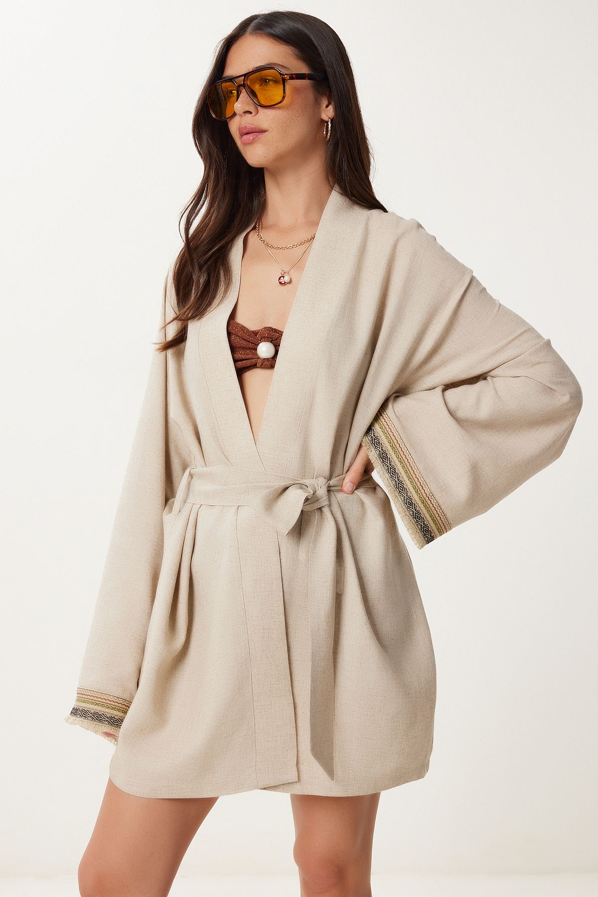 Kadın Bej Nakış İşlemeli Kuşaklı Keten Kimono BV00176