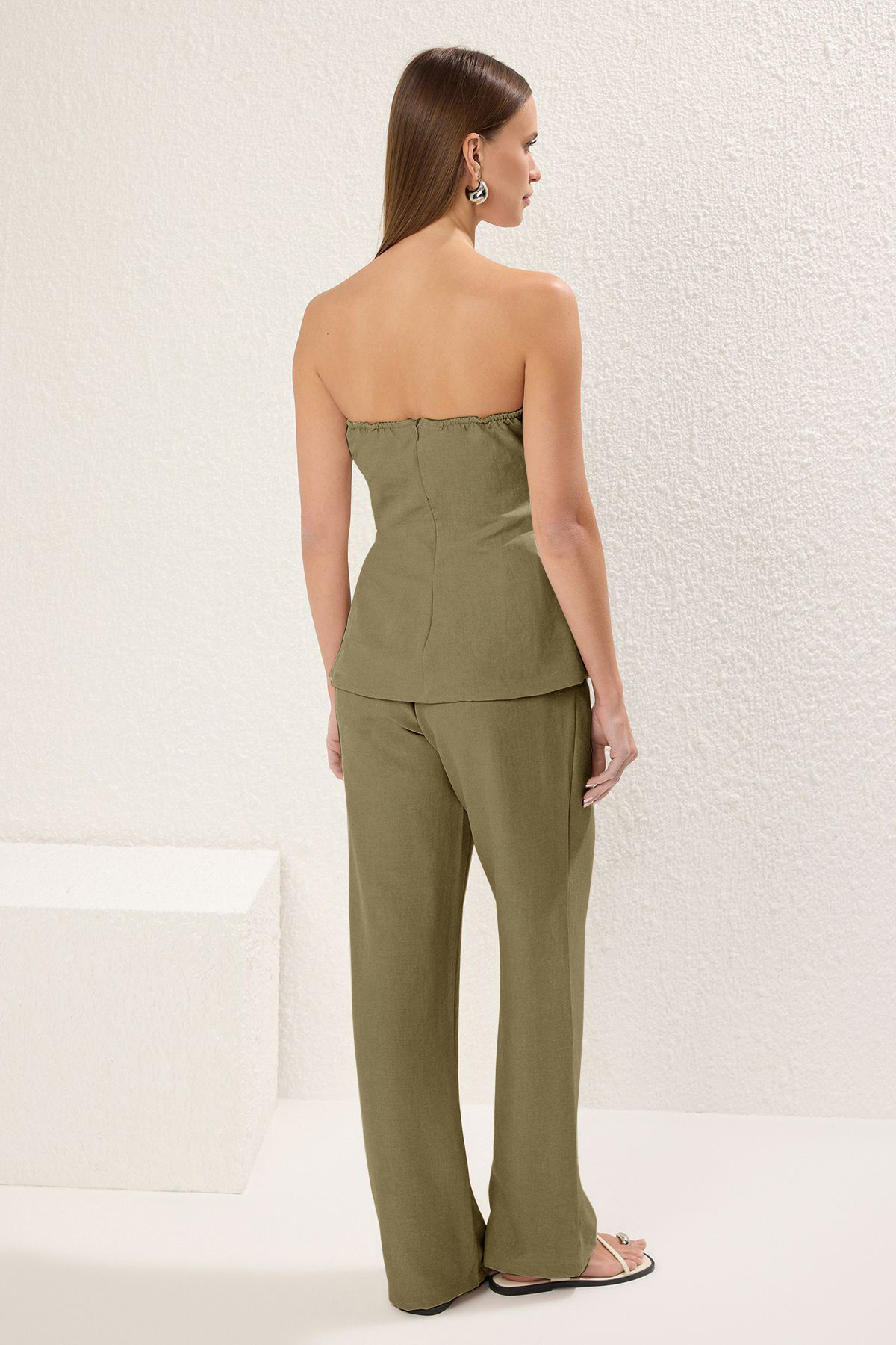 Trendyolmilla  Haki Keten Görünümlü Straplez Bluz ve Pantolon Dokuma Alt-Üst Takım TWOSS25AU00092 - Görsel 5